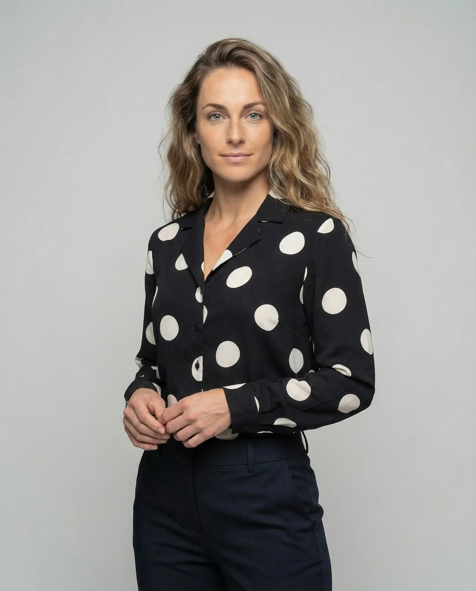 Damen Tupfenbluse Knopfleiste - Image 2
