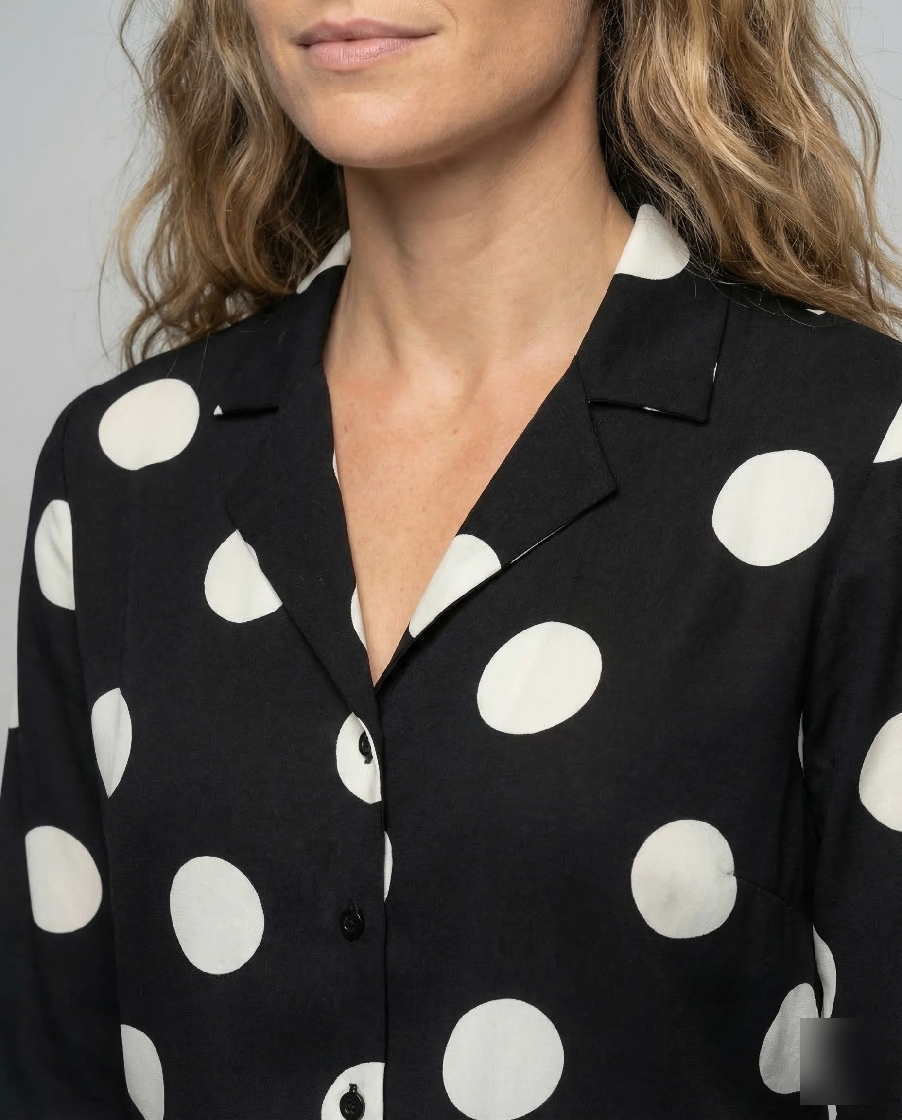 Damen Tupfenbluse Knopfleiste - Image 3