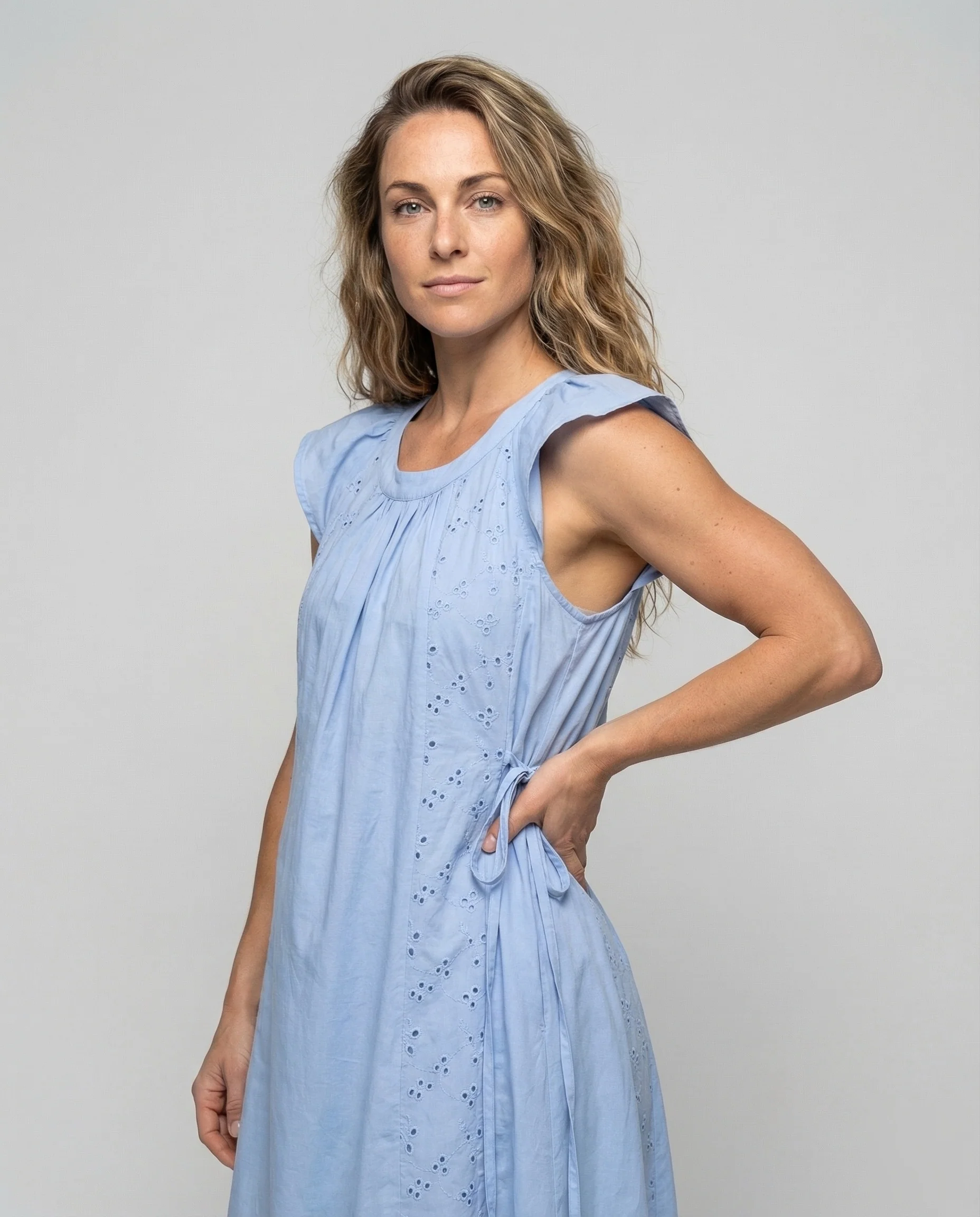 Damen Baumwoll Maxikleid mit Broderie Einsätzen - Image 2