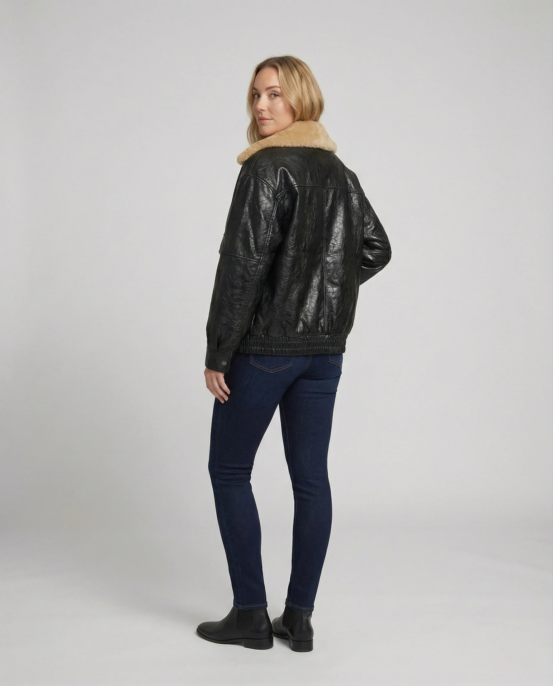 Oversize-Lackblouson mit Teddykragen, verdeckter Druckknopffront und kastiger Silhouette Heidi-Mode - Image 4