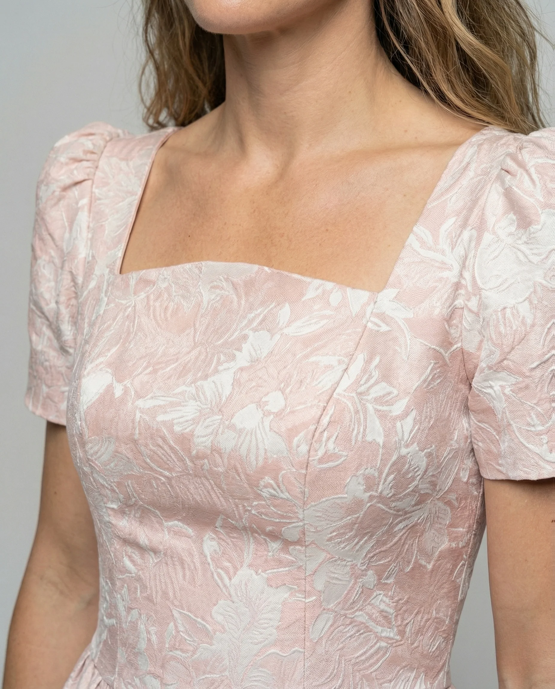 Damen Jacquard Midikleid mit Puffärmeln - Image 3
