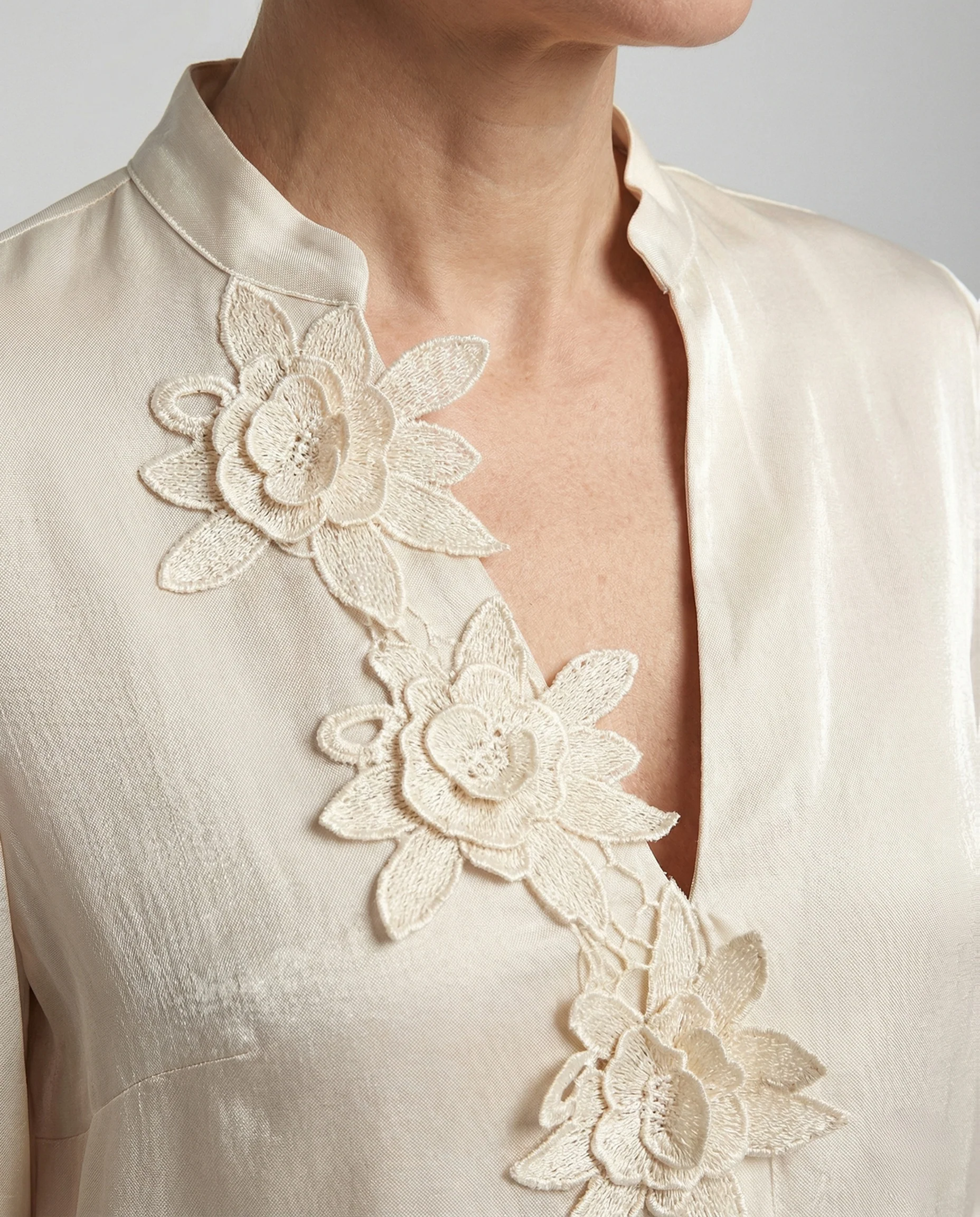 Seidenlook Bluse Mit Blumenapplikation Damen - Image 4
