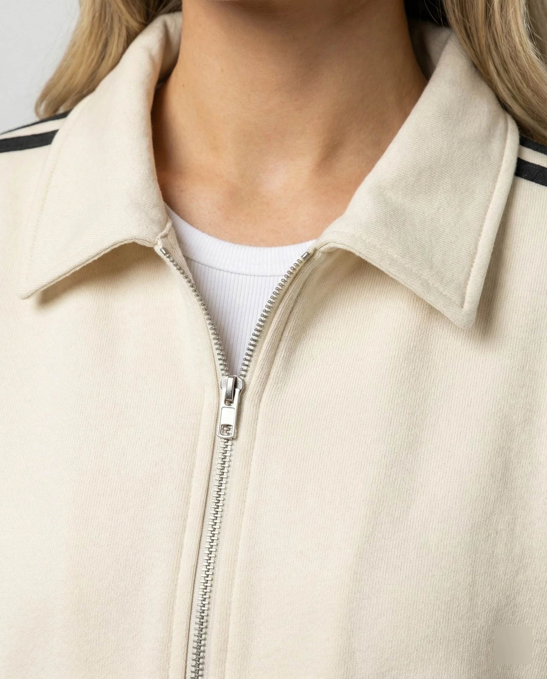 Damen sportlich-elegante weite Reißverschlussjacke mit Hemdkragen, Eingrifftaschen und kontrastierenden Ärmelstreifen Heidi-Mode - Image 3