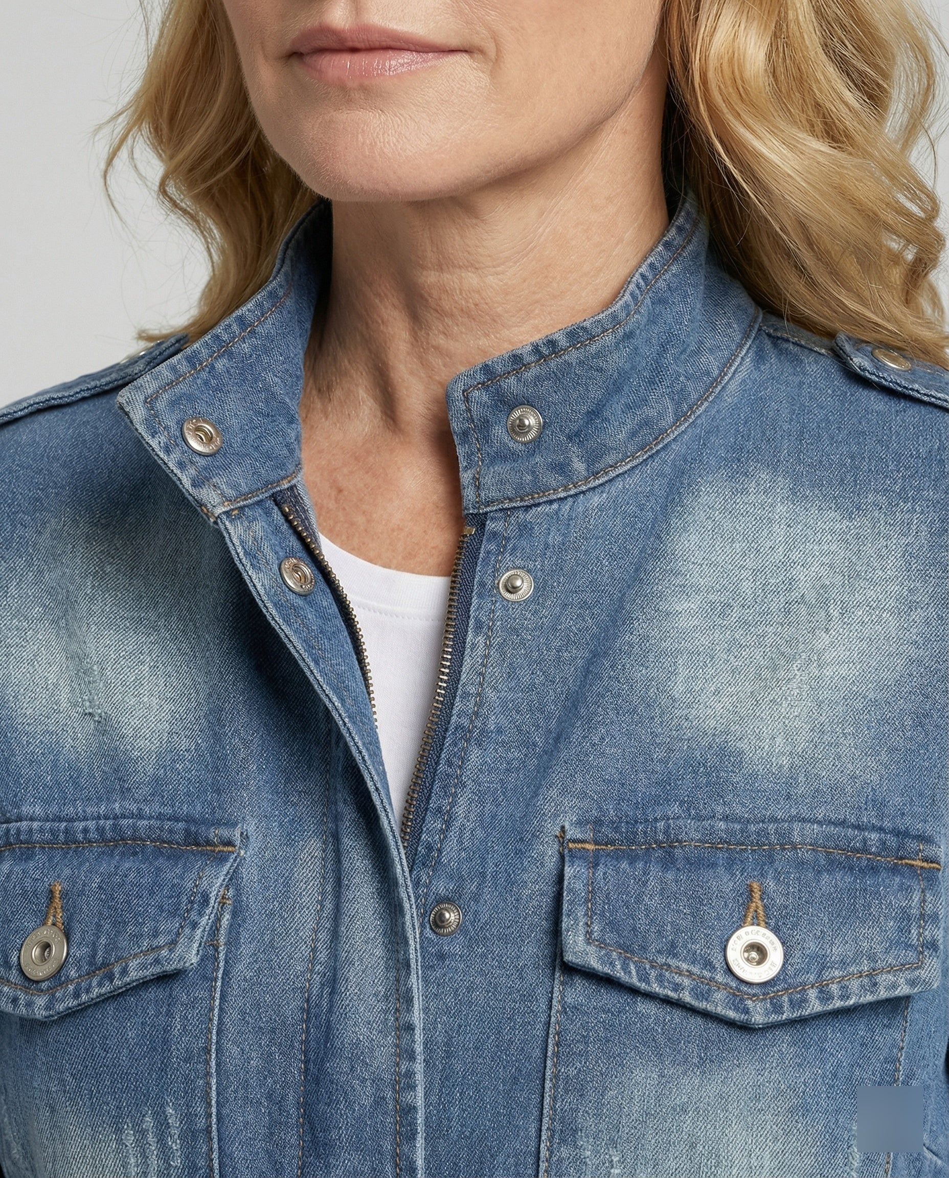 Damen Jeansjacke tailliert mit Taschen - Image 4