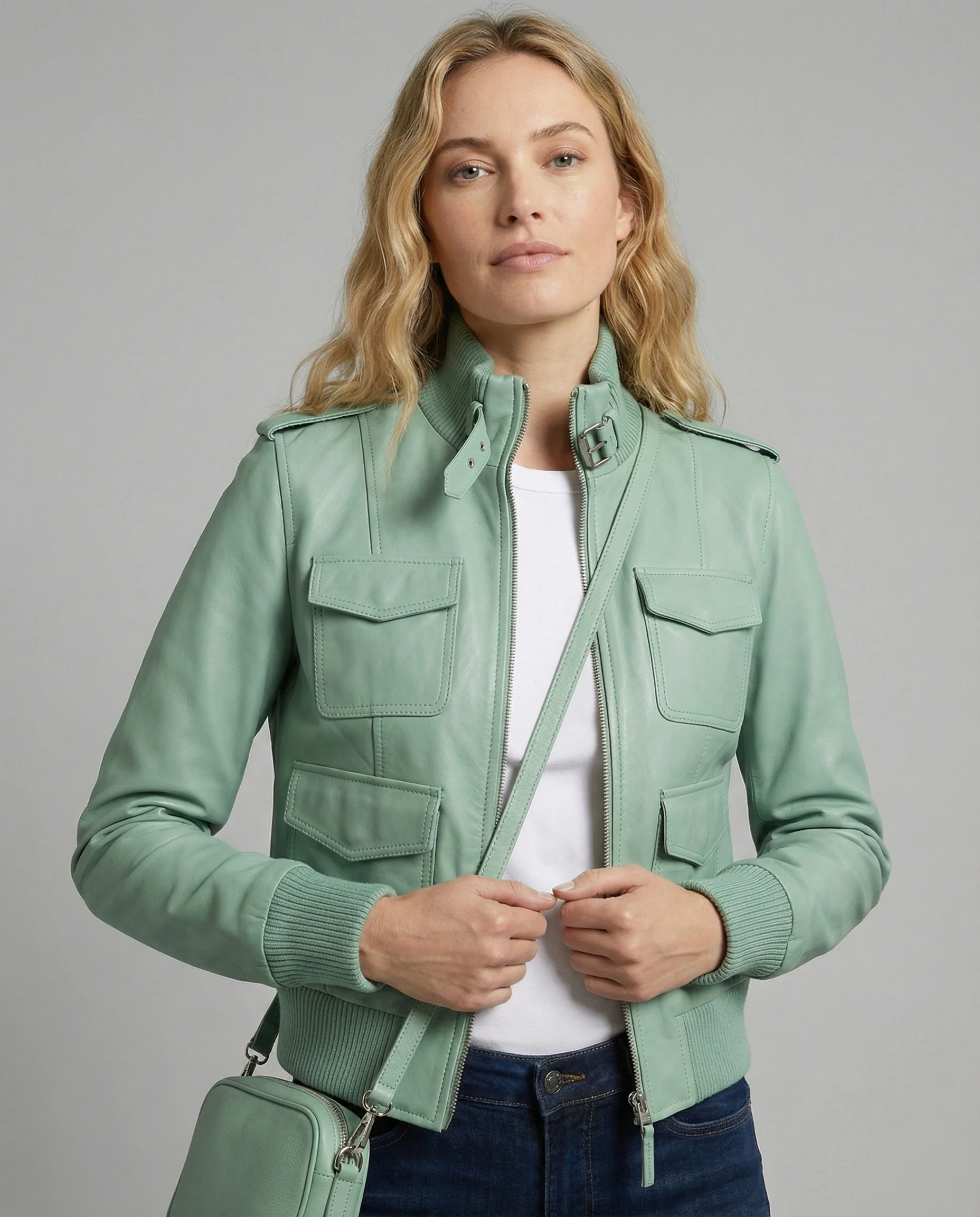 Kurzblousonjacke mit hochschließendem Stehkragen und dekorativer Längssteppung Heidi-Mode