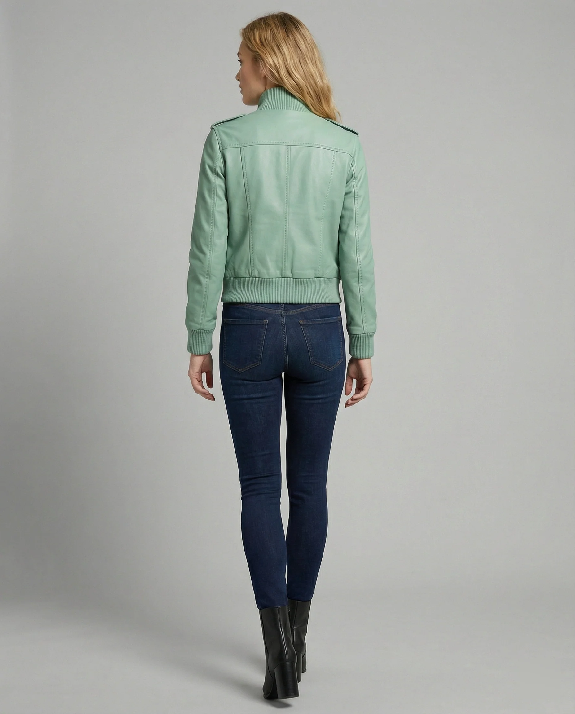 Kurzblousonjacke mit hochschließendem Stehkragen und dekorativer Längssteppung Heidi-Mode - Image 4