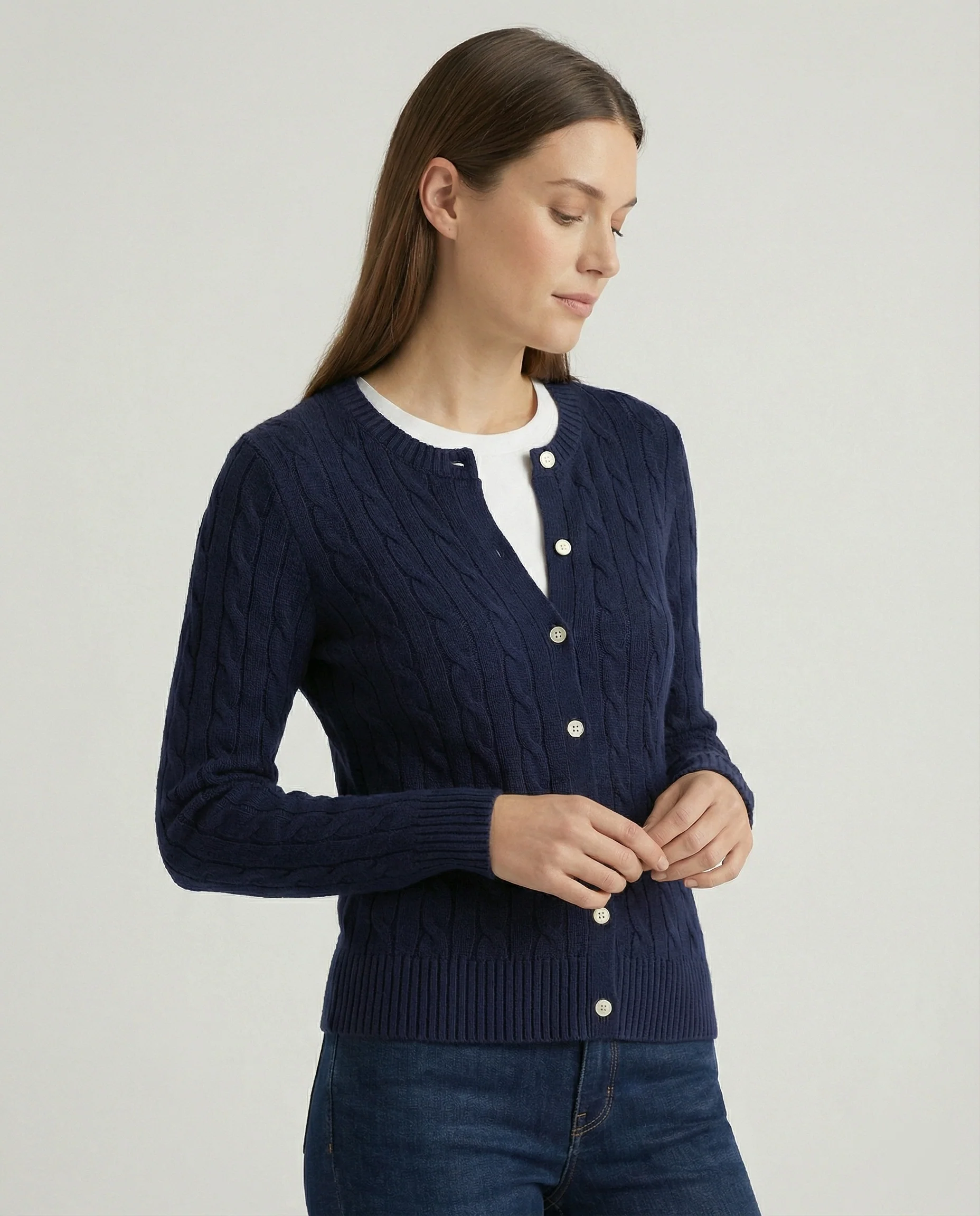 Taillierter Knopfcardigan mit feiner Zopfrippenstruktur und Rundhalsausschnitt Heidi-Mode - Image 2