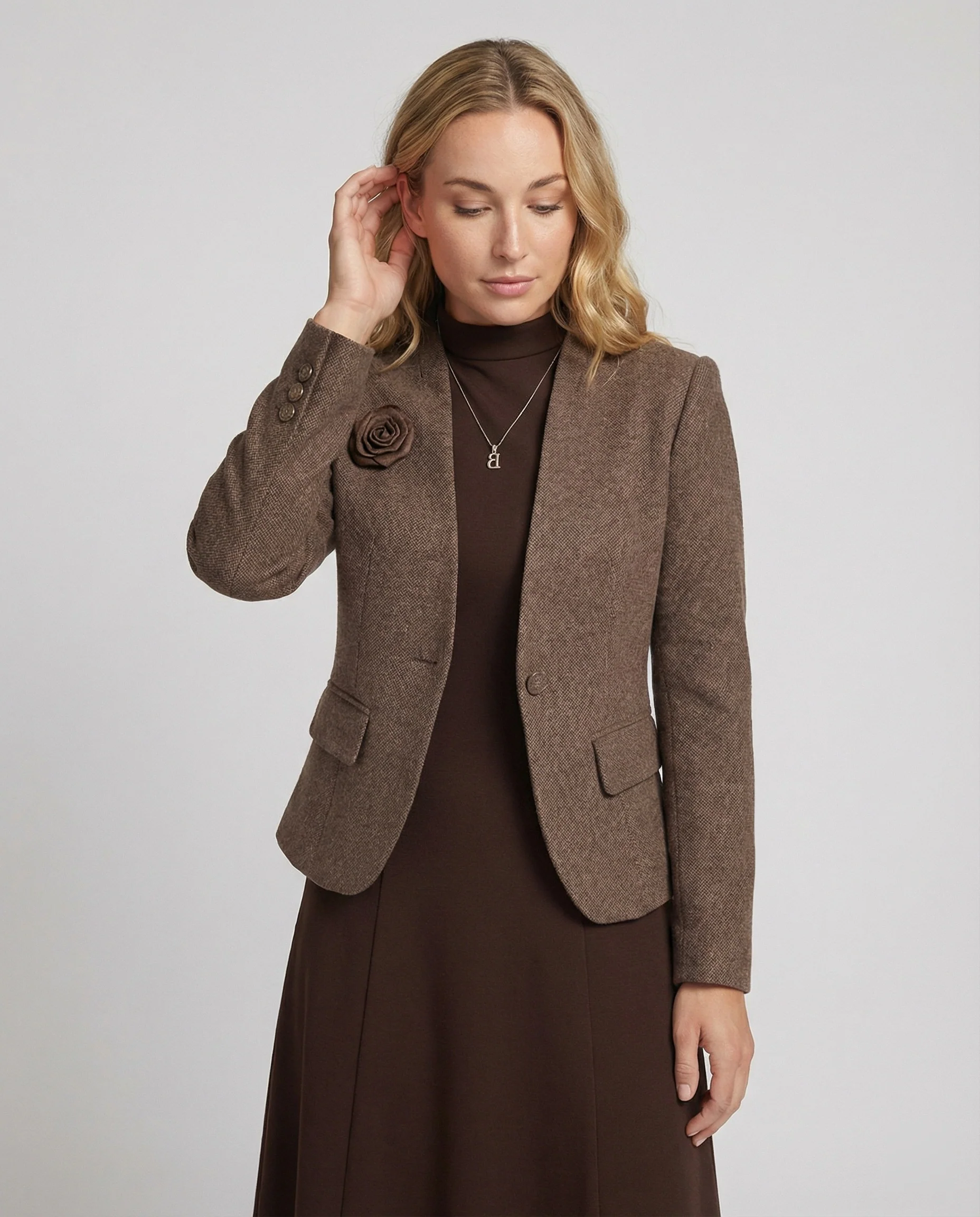 Taillierter Kurzblazer mit femininer Schößchenform, Pattentaschen und dekorativer Rosenbrosche Heidi Mode - Image 3