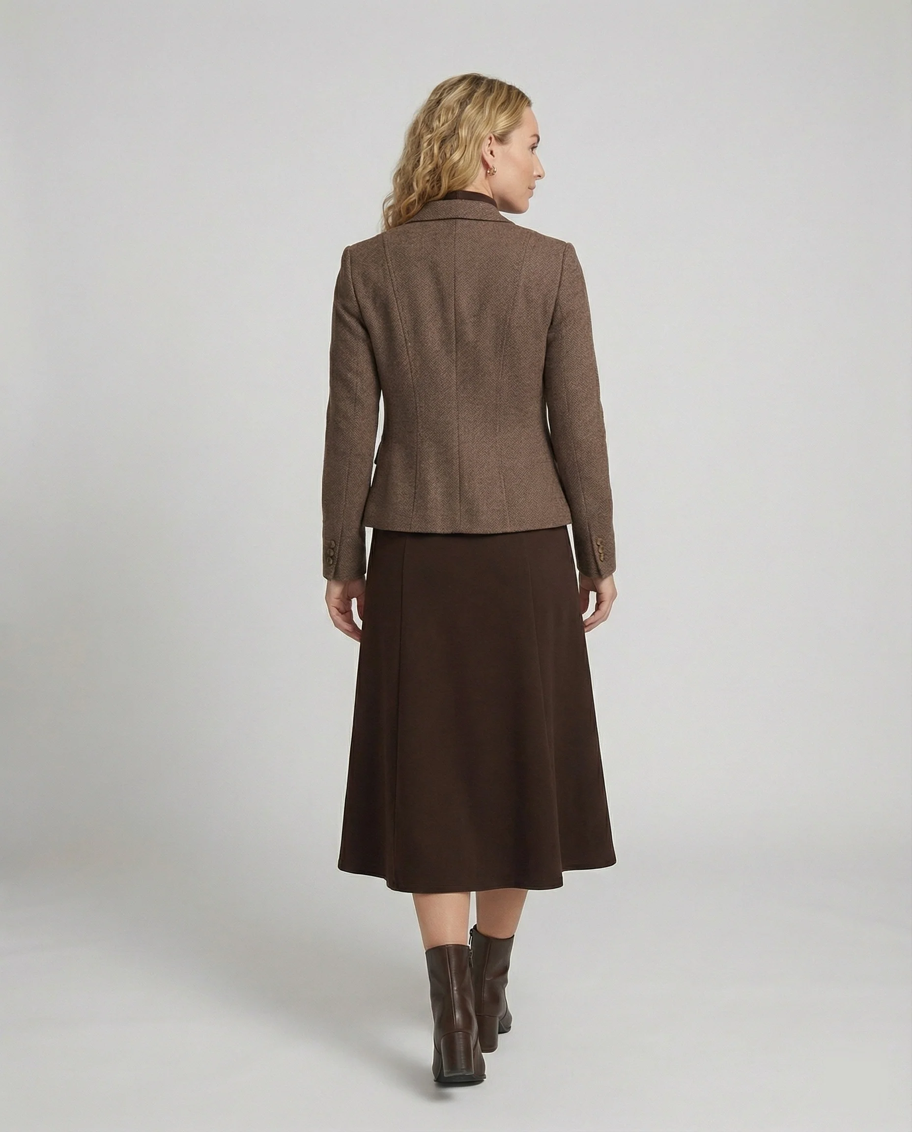 Taillierter Kurzblazer mit femininer Schößchenform, Pattentaschen und dekorativer Rosenbrosche Heidi Mode - Image 4