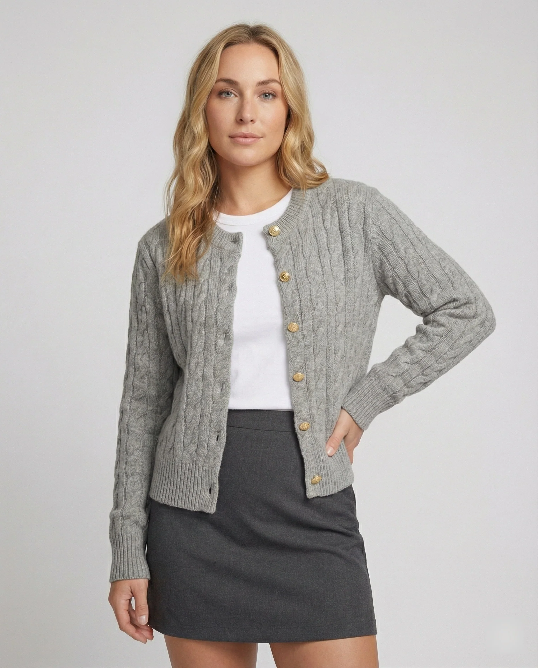 Taillierter Kurzcardigan mit geflochtener Strickstruktur und dekorativen Metallknöpfen Heidi-Mode - Image 2