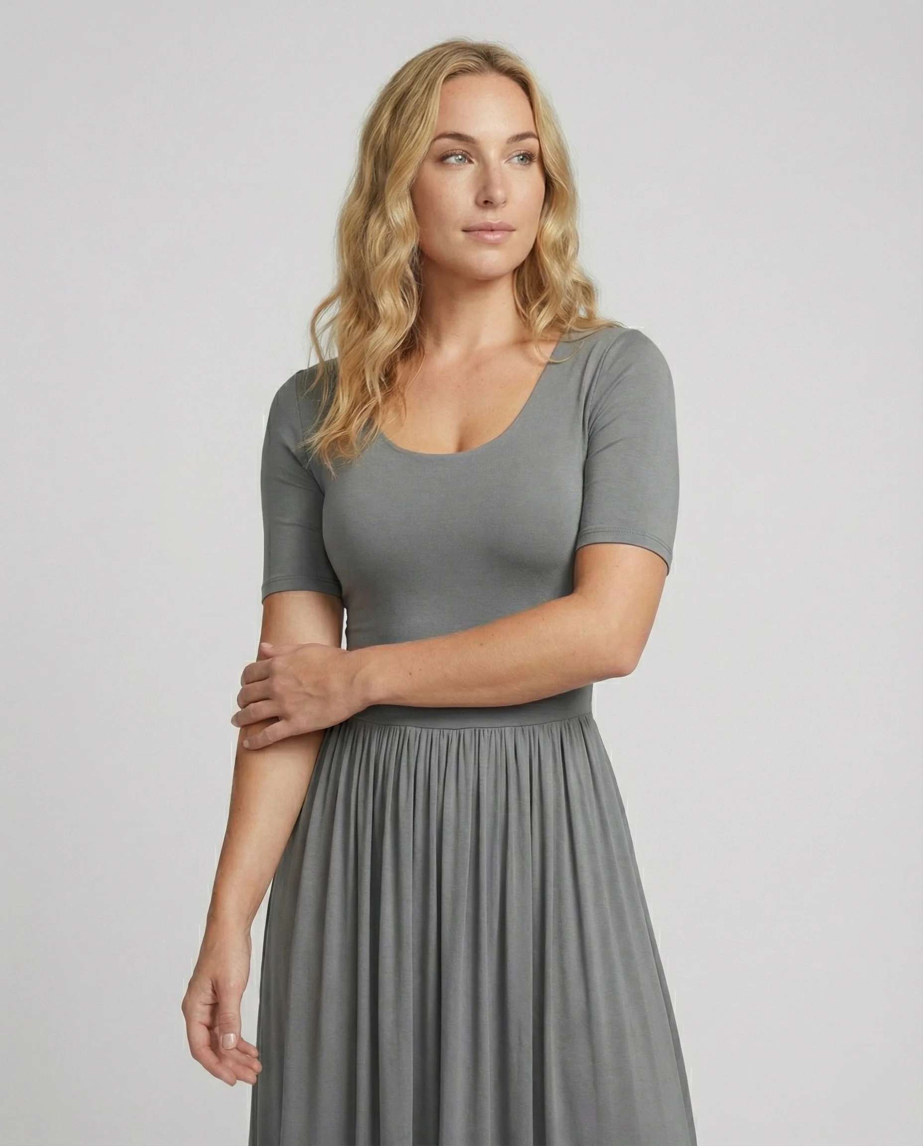 Tailliertes Maxikleid mit figurbetontem Oberteil, halbarmig und schwingendem Faltenrock Heidi Mode - Image 3