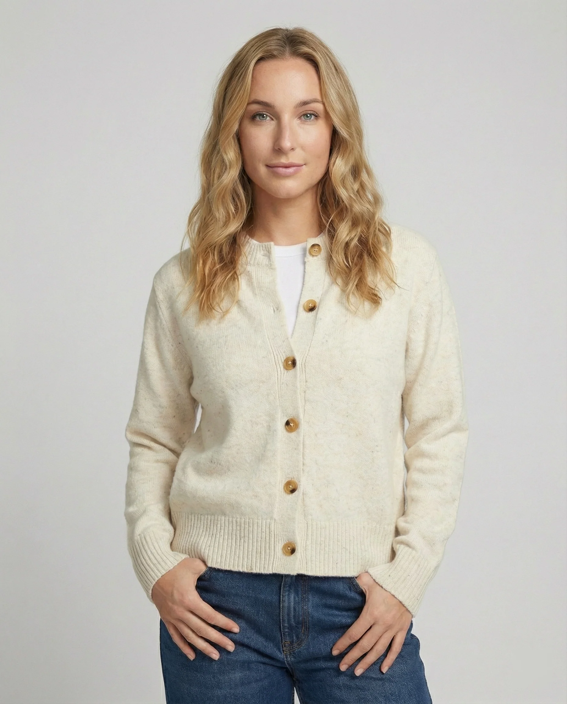 Weich gestrickte V-Ausschnitt Strickjacke mit überschnittener Schulter und Perlmuttknopfleiste Heidi-Mode