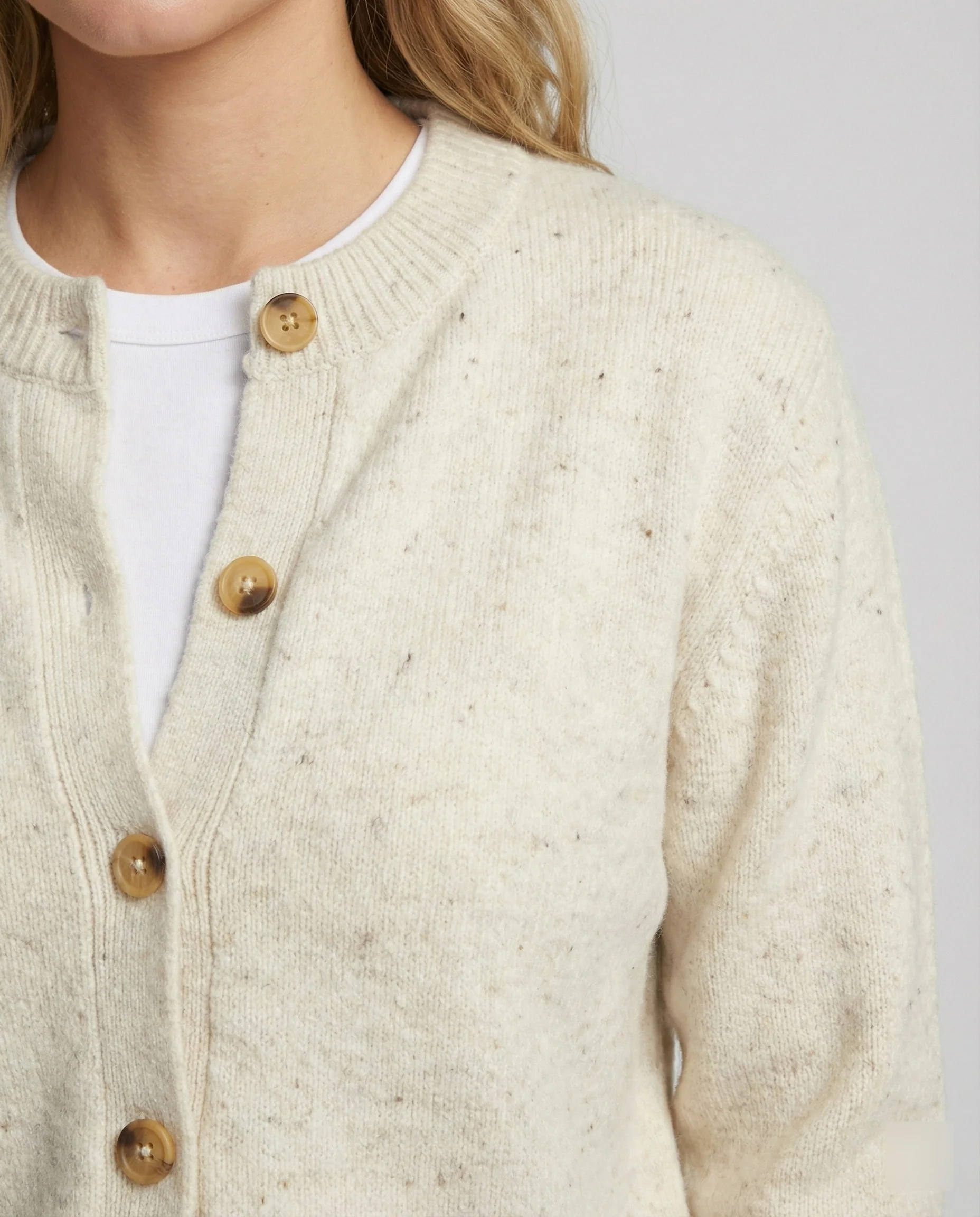 Weich gestrickte V-Ausschnitt Strickjacke mit überschnittener Schulter und Perlmuttknopfleiste Heidi-Mode - Image 4
