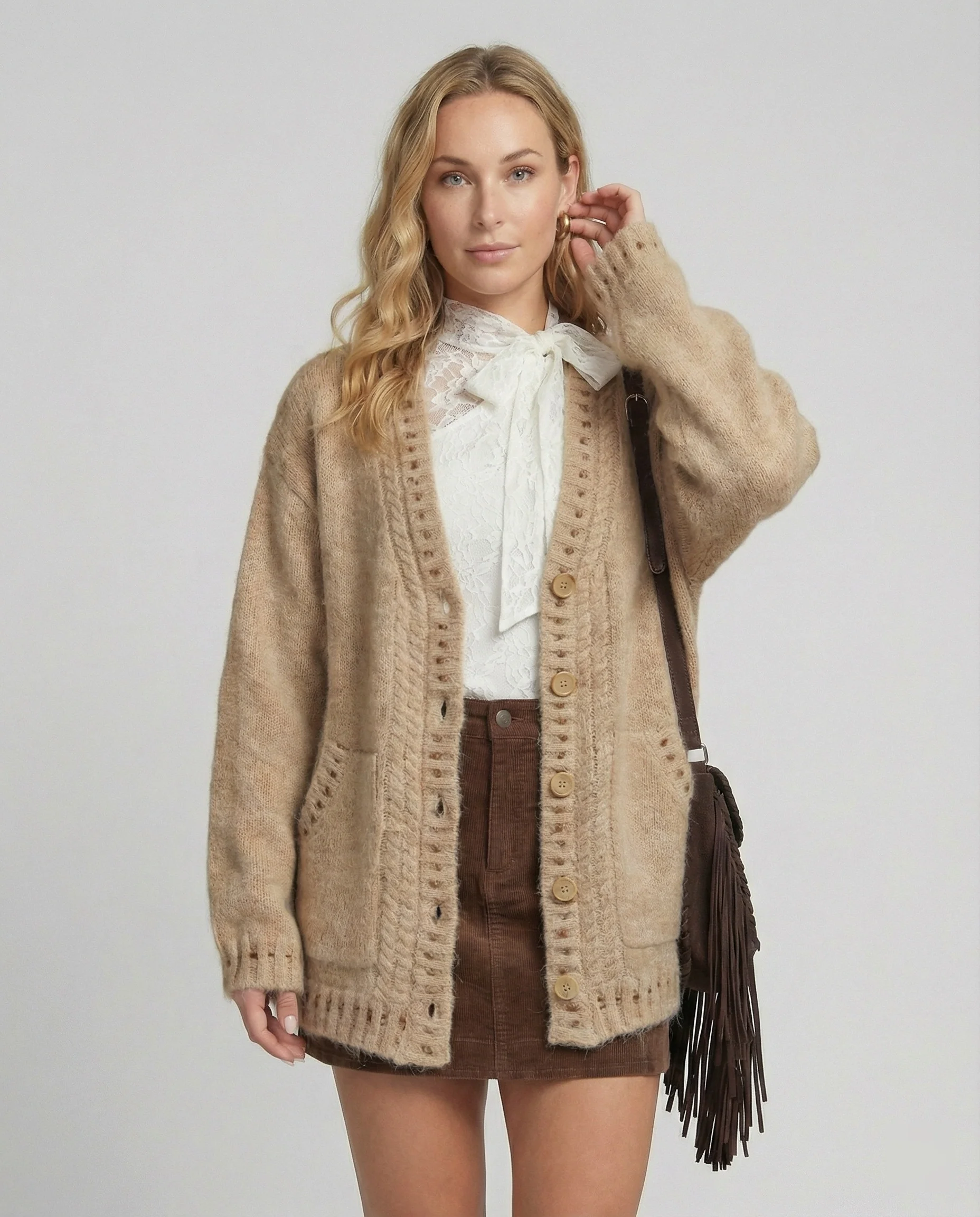 Weicher Mohair-Mix-Cardigan mit dekorativer Lochpasse, überlangen Ärmeln und aufgesetzten Taschen Heidi-Mode - Image 4