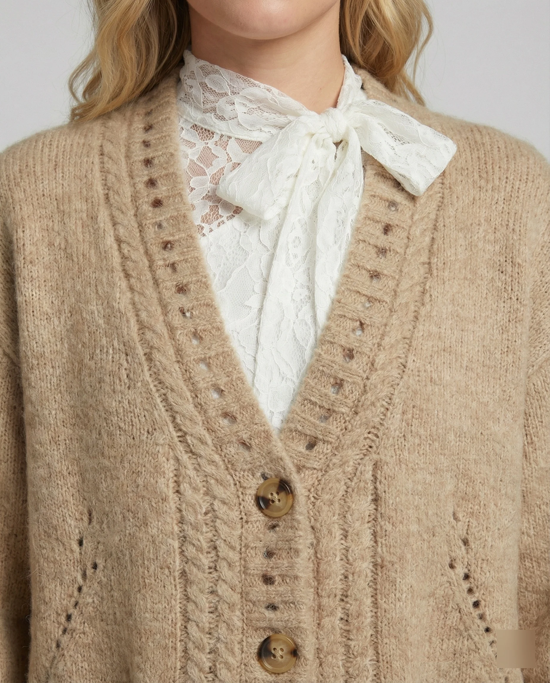 Weicher Mohair-Mix-Cardigan mit dekorativer Lochpasse, überlangen Ärmeln und aufgesetzten Taschen Heidi-Mode - Image 5