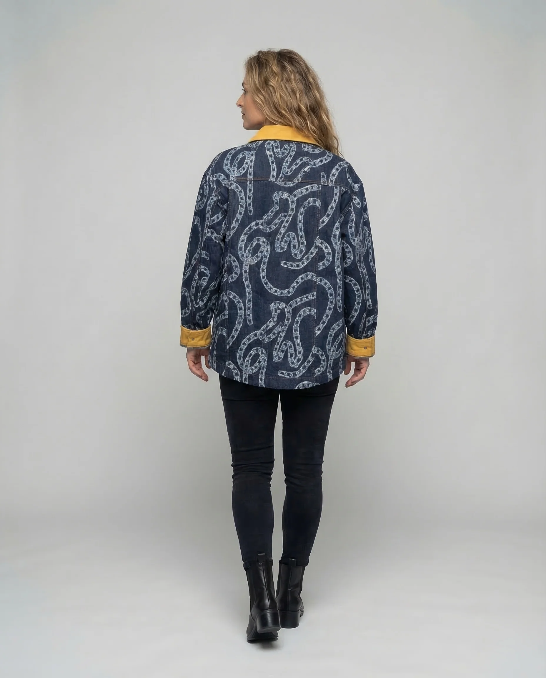 Damen Weite Jeansjacke Kettenprint - Image 4