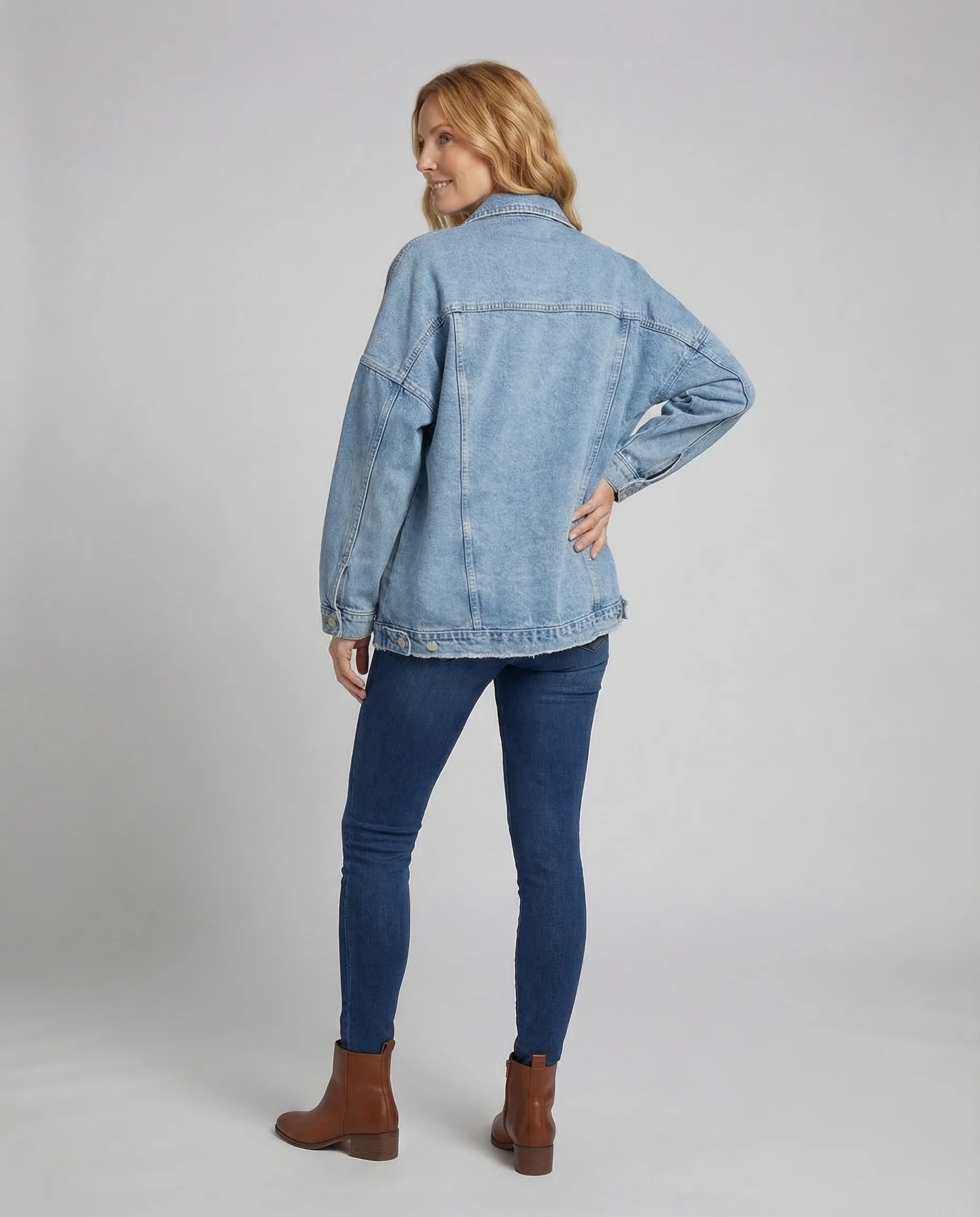 Damen Jeansjacke Oversize Metallknöpfe - Image 4