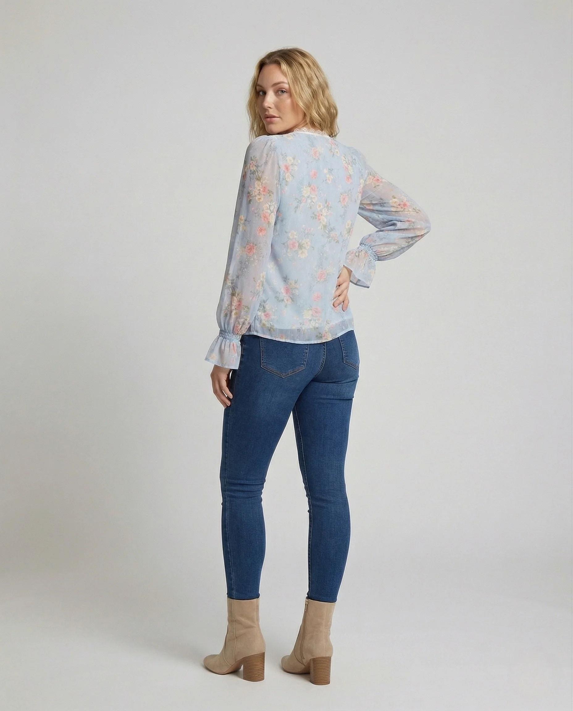 Damen Spitzenbluse mit V-Ausschnitt - Image 4
