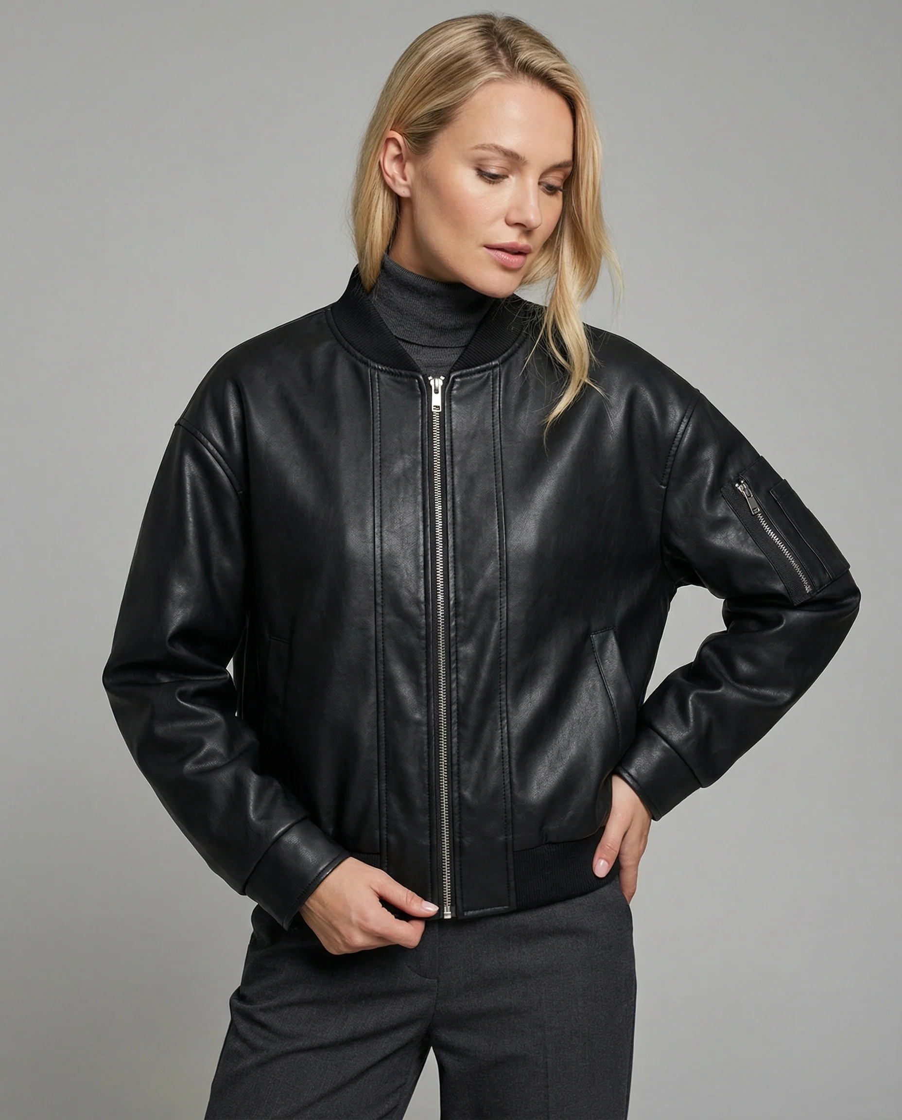Damen oversized Lederimitat-Überjacke mit kurzem Stehkragen, verdecktem Reißverschluss und markanten Längsnähten Heidi-Mode