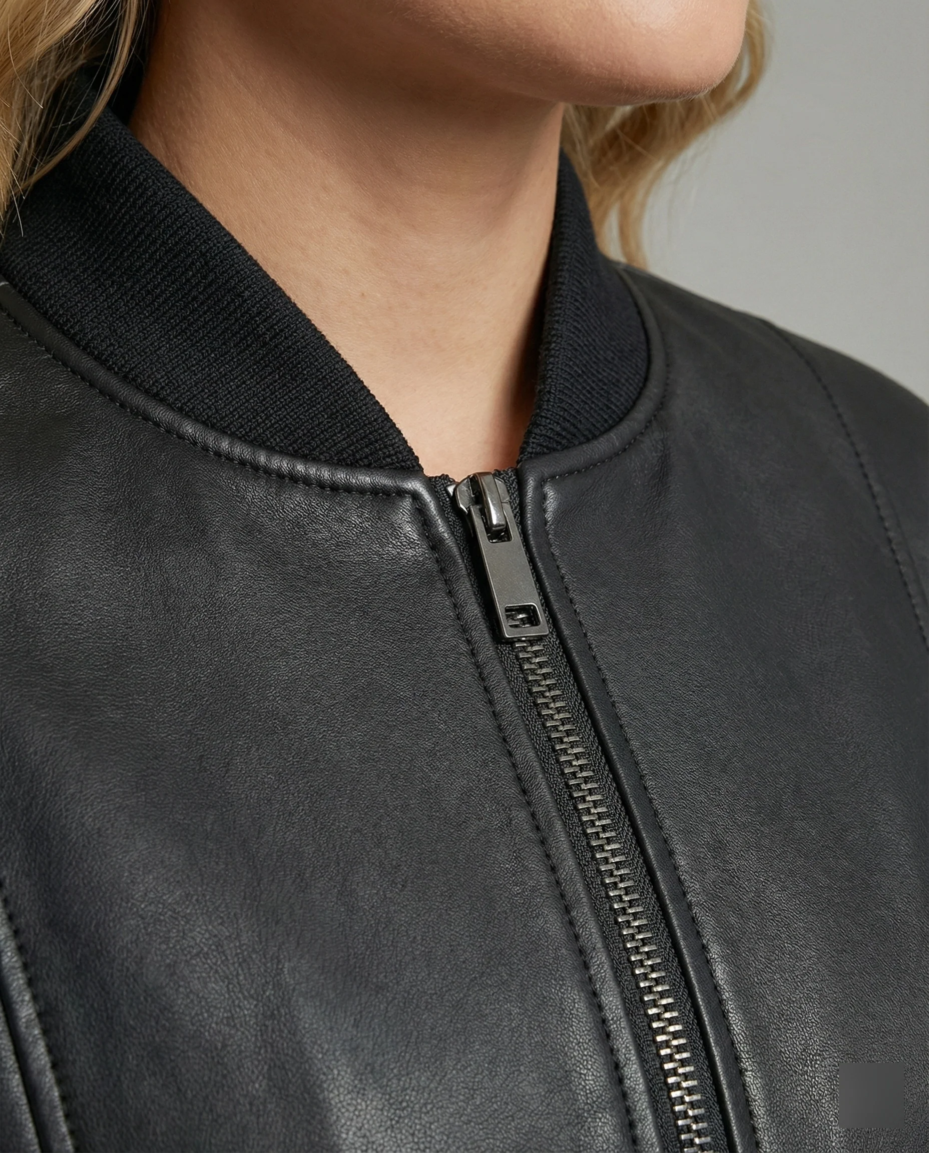 Damen oversized Lederimitat-Überjacke mit kurzem Stehkragen, verdecktem Reißverschluss und markanten Längsnähten Heidi-Mode - Image 3
