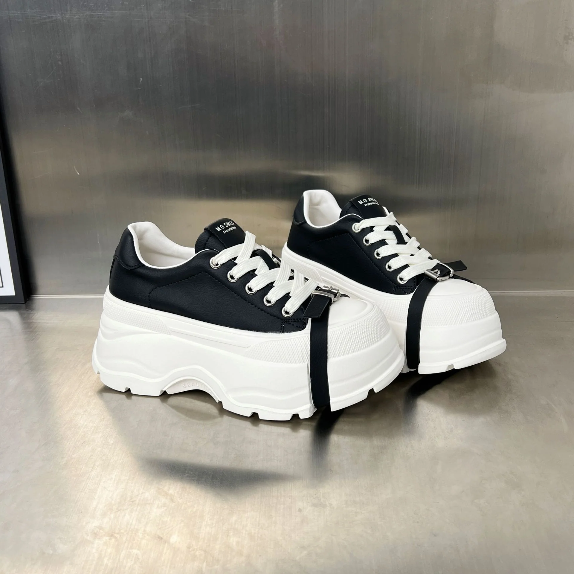 Damen Plateau-Sneaker im sportlichen Design mit verstellbarem Riemen Heidi Mode - Image 4
