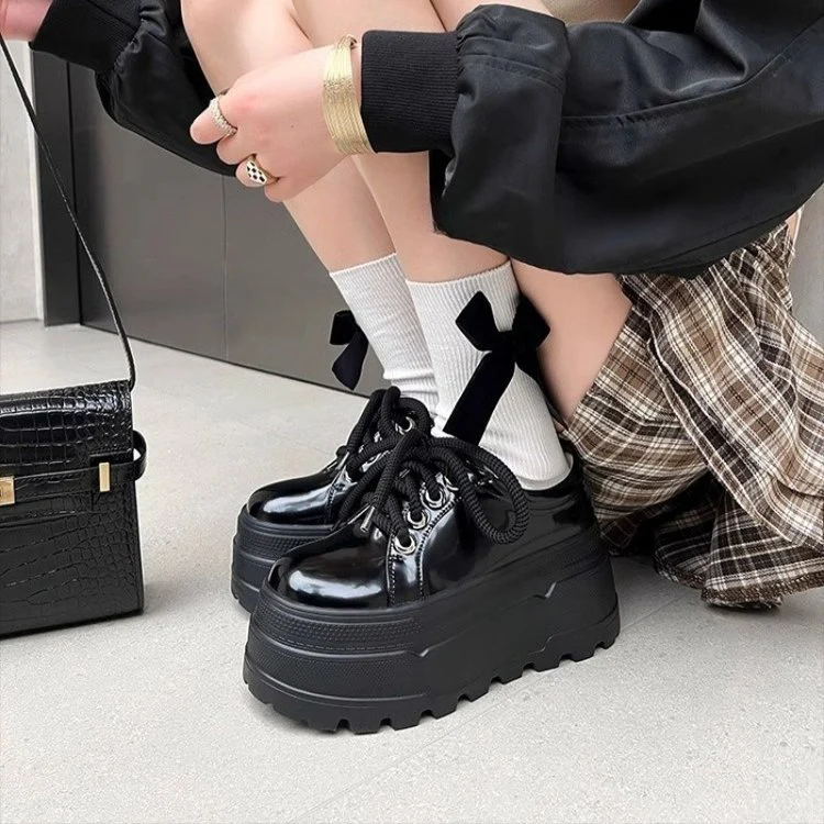Damen Plateau-Sneaker mit eleganter Sohle und verspielten Schnürdetails Heidi Mode