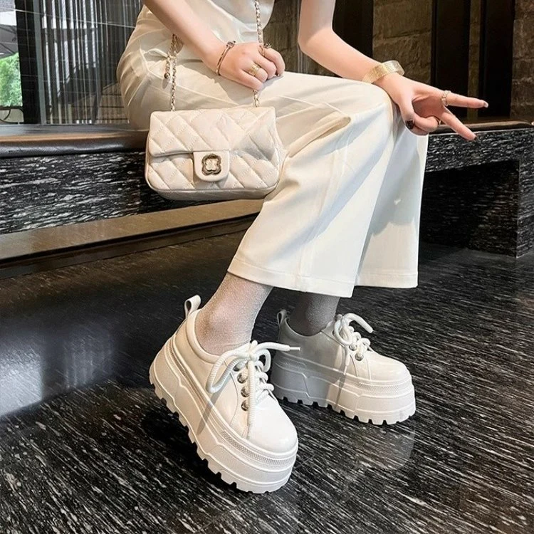 Damen Plateau-Sneaker mit eleganter Sohle und verspielten Schnürdetails Heidi Mode - Image 5