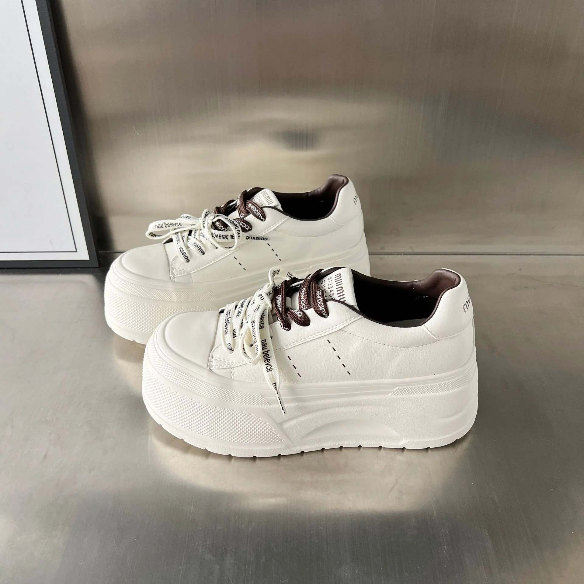 Damen Plateau-Sneaker mit modischem Design und atmungsaktiver Oberfläche Heidi Mode - Image 2