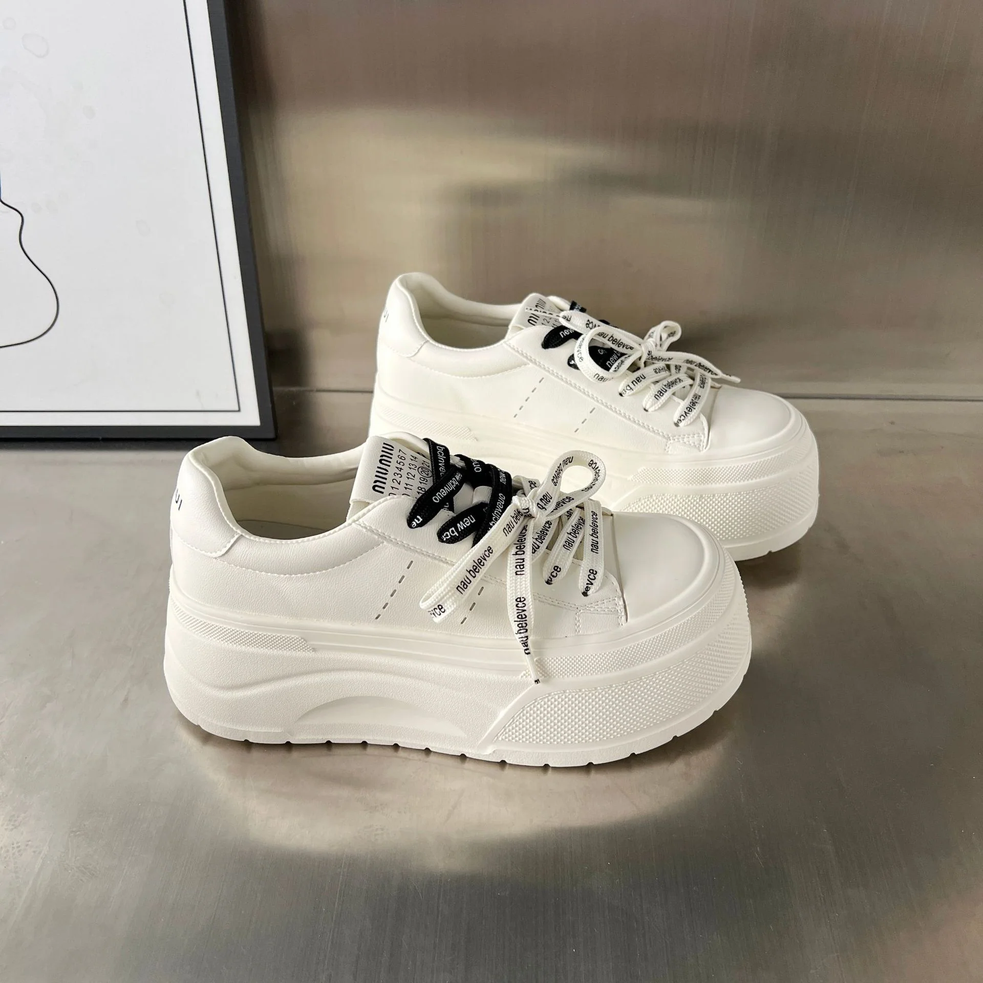 Damen Plateau-Sneaker mit modischem Design und atmungsaktiver Oberfläche Heidi Mode - Image 4