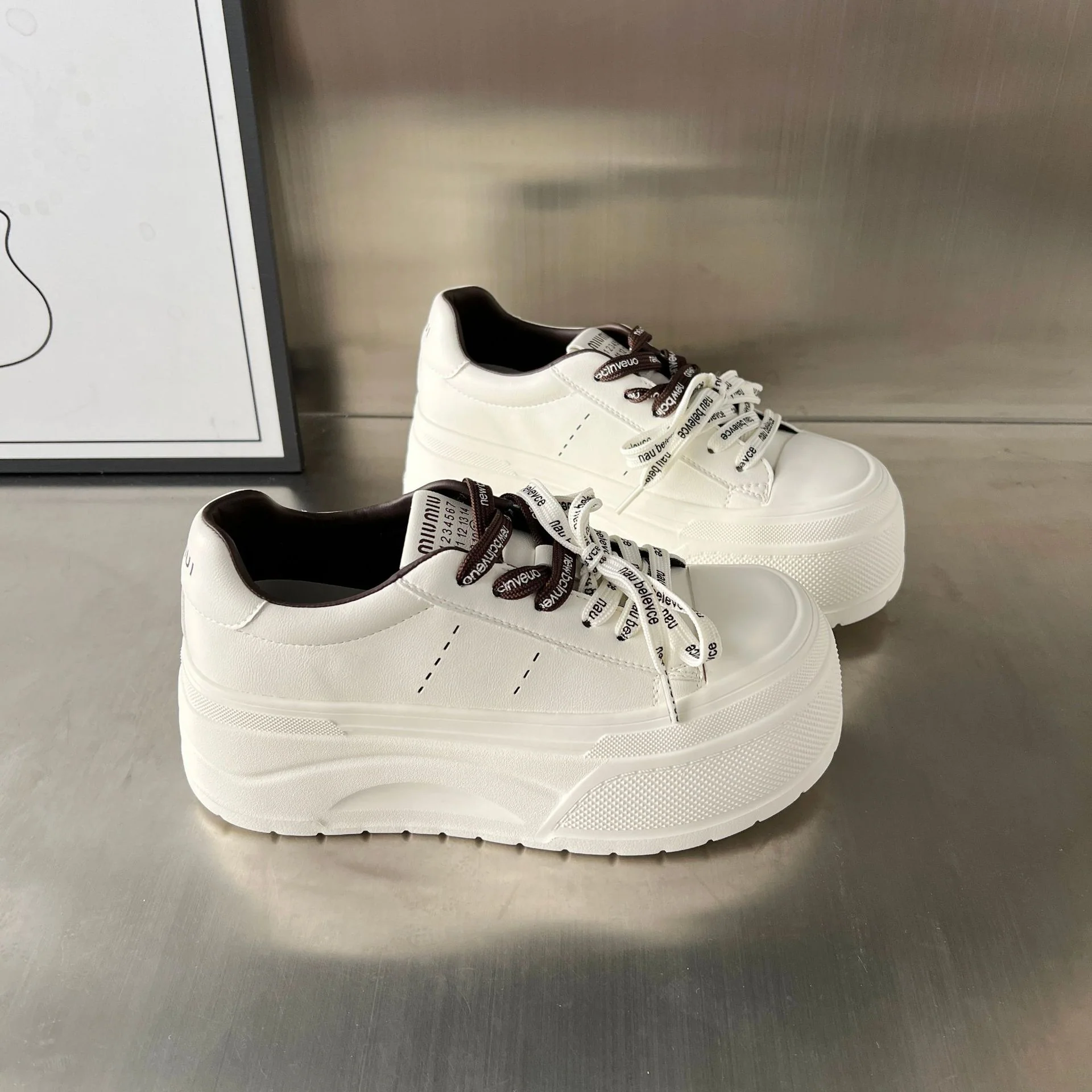 Damen Plateau-Sneaker mit modischem Design und atmungsaktiver Oberfläche Heidi Mode - Image 5