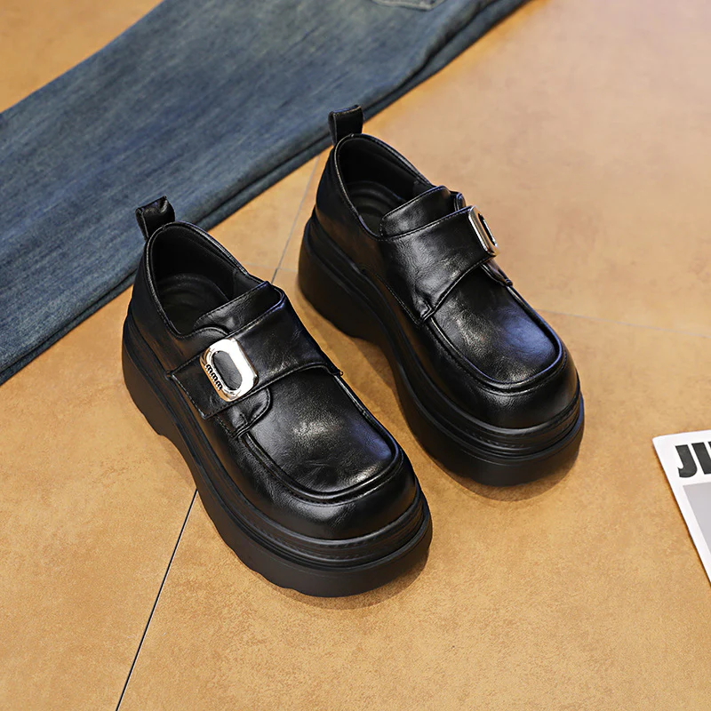 Damen Plateauschuhe mit dekorativen Riemen und modischem Detail Heidi Mode