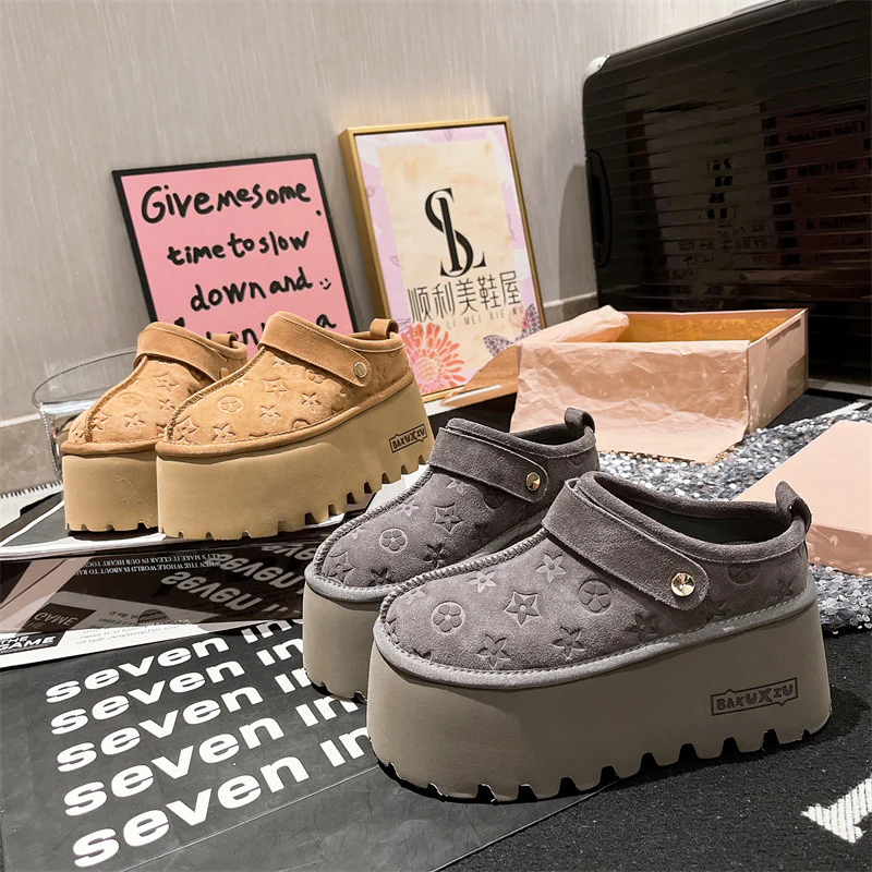 Damen Plattform Clogs mit dekorativem Reliefdesign und verstellbarem Riemen Heidi Mode - Image 2