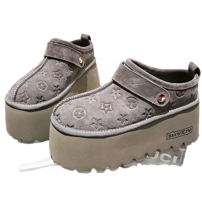 Damen Plattform Clogs mit dekorativem Reliefdesign und verstellbarem Riemen Heidi Mode - Image 5