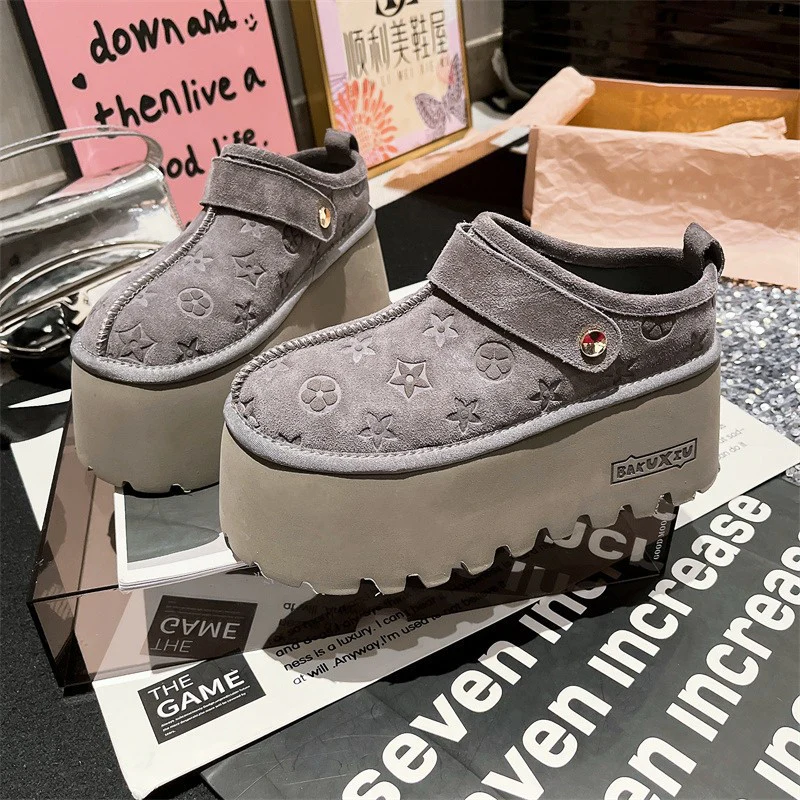 Damen Plattform Clogs mit dekorativem Reliefdesign und verstellbarem Riemen Heidi Mode - Image 7