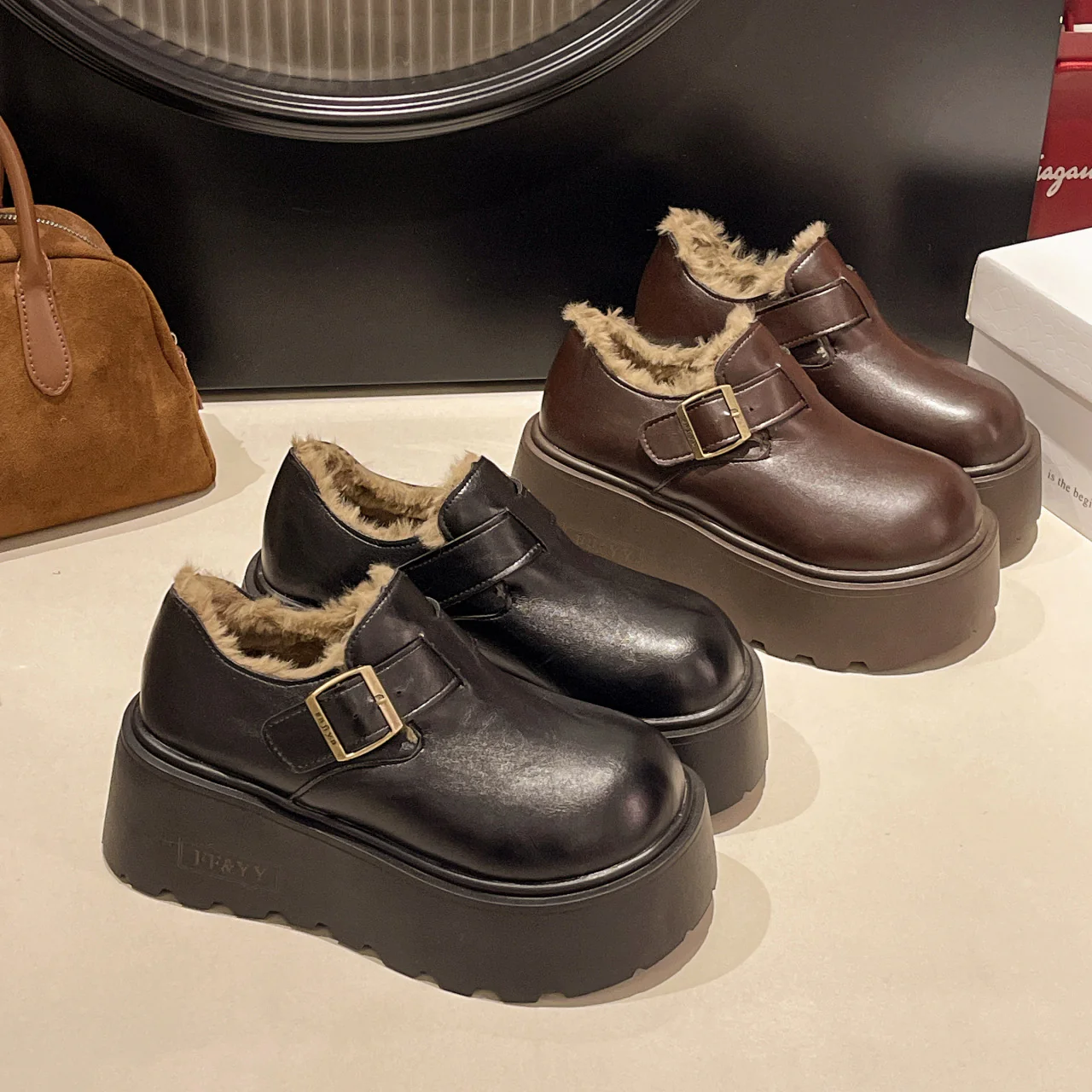 Damen Plattform Clogs mit luxuriösem Kunstfell-Innenfutter und stylischem Riemen Heidi Mode - Image 2