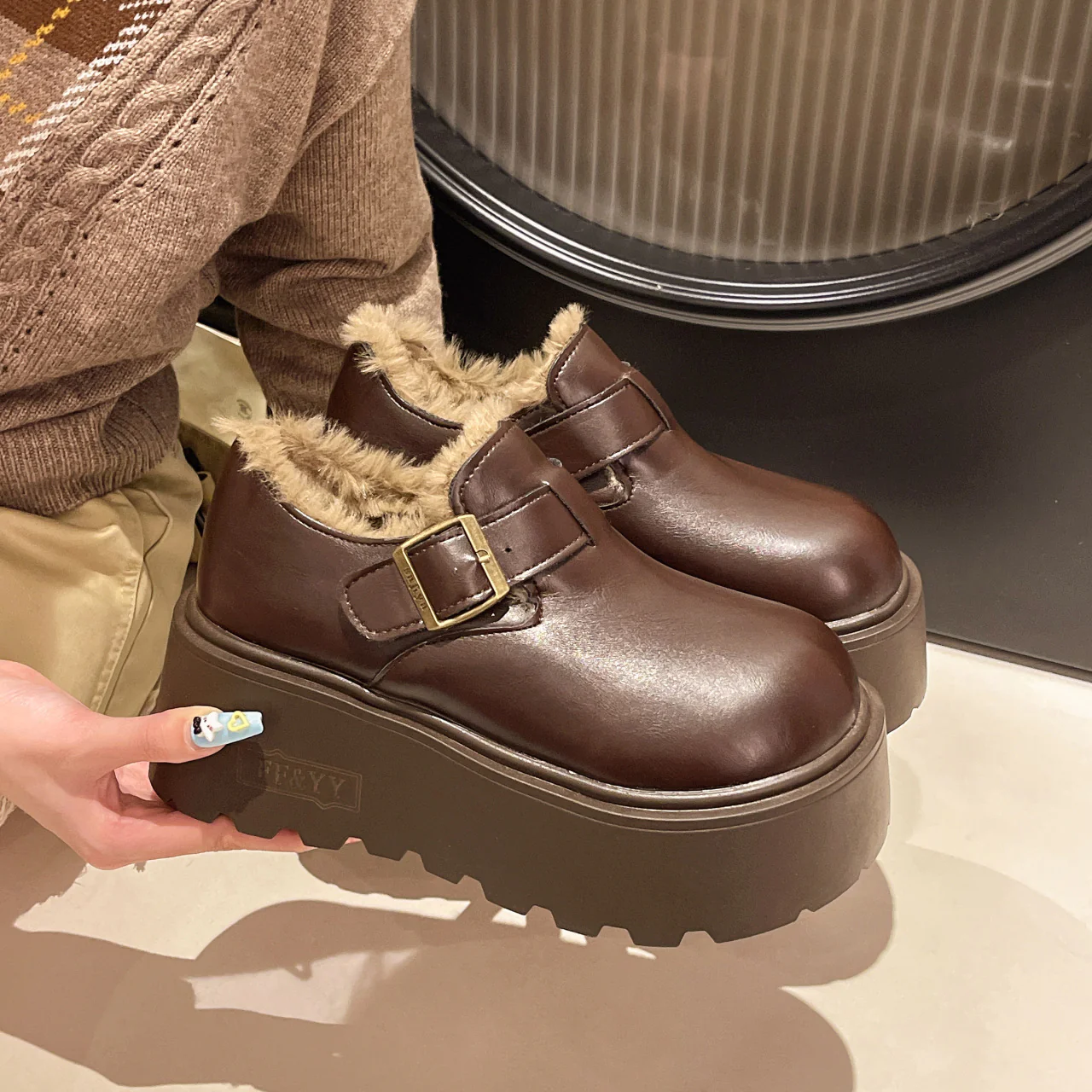Damen Plattform Clogs mit luxuriösem Kunstfell-Innenfutter und stylischem Riemen Heidi Mode - Image 3