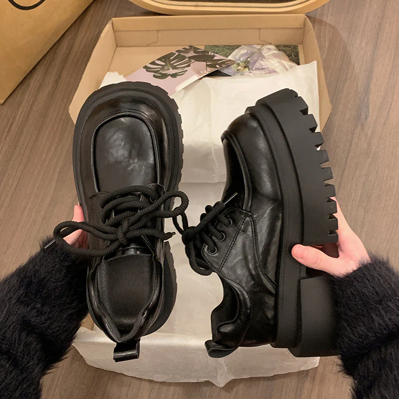 Damen Plattform Schnürschuhe mit robustem Profil und glänzendem Obermaterial Heidi Mode