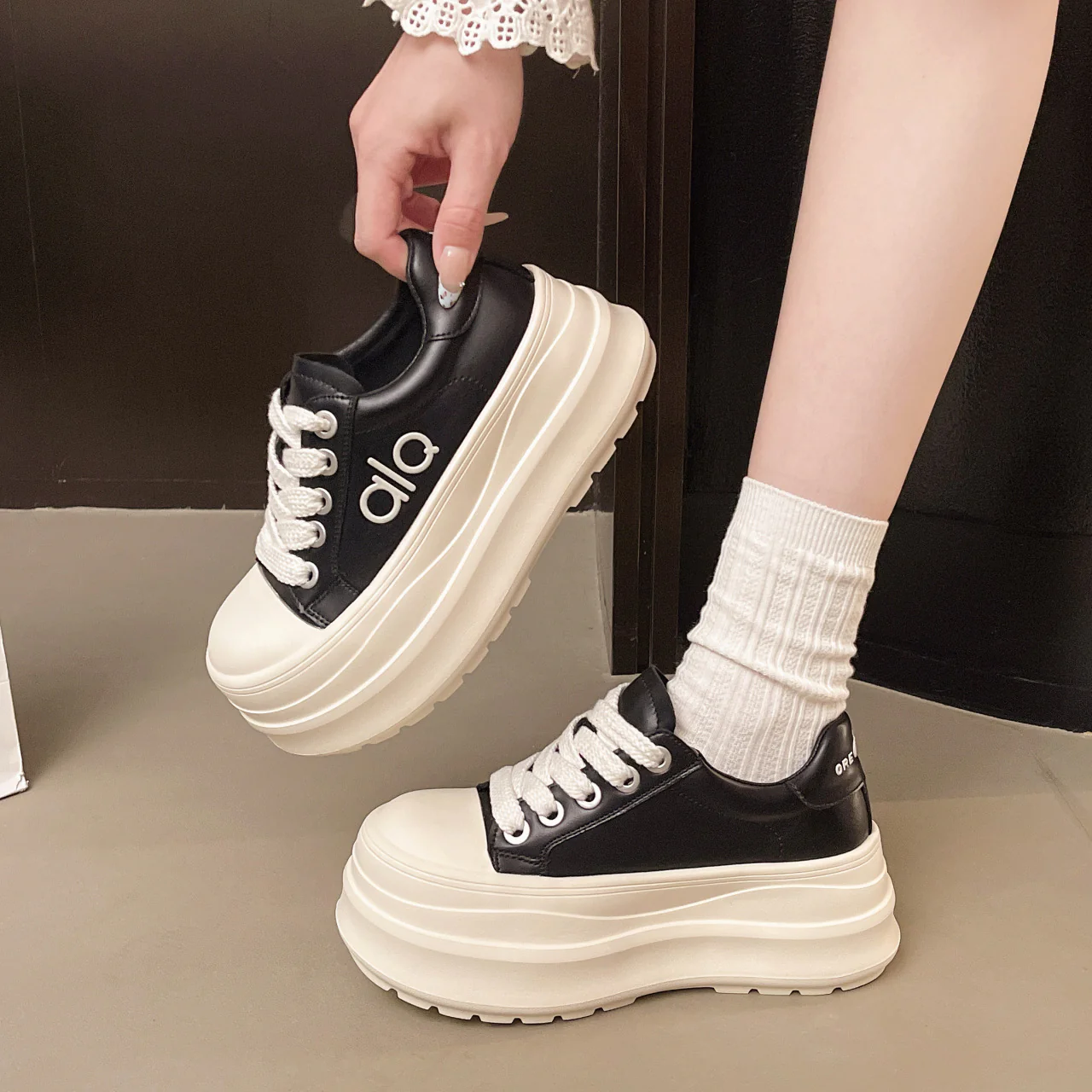 Damen Plattform Sneaker mit großzügiger Sohle und atmungsaktivem Obermaterial Heidi Mode - Image 3