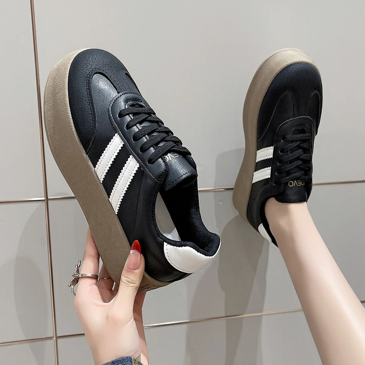 Damen Plattform Sneakers mit modischem Obermaterial und verstärkter Dämpfung Heidi Mode - Image 4
