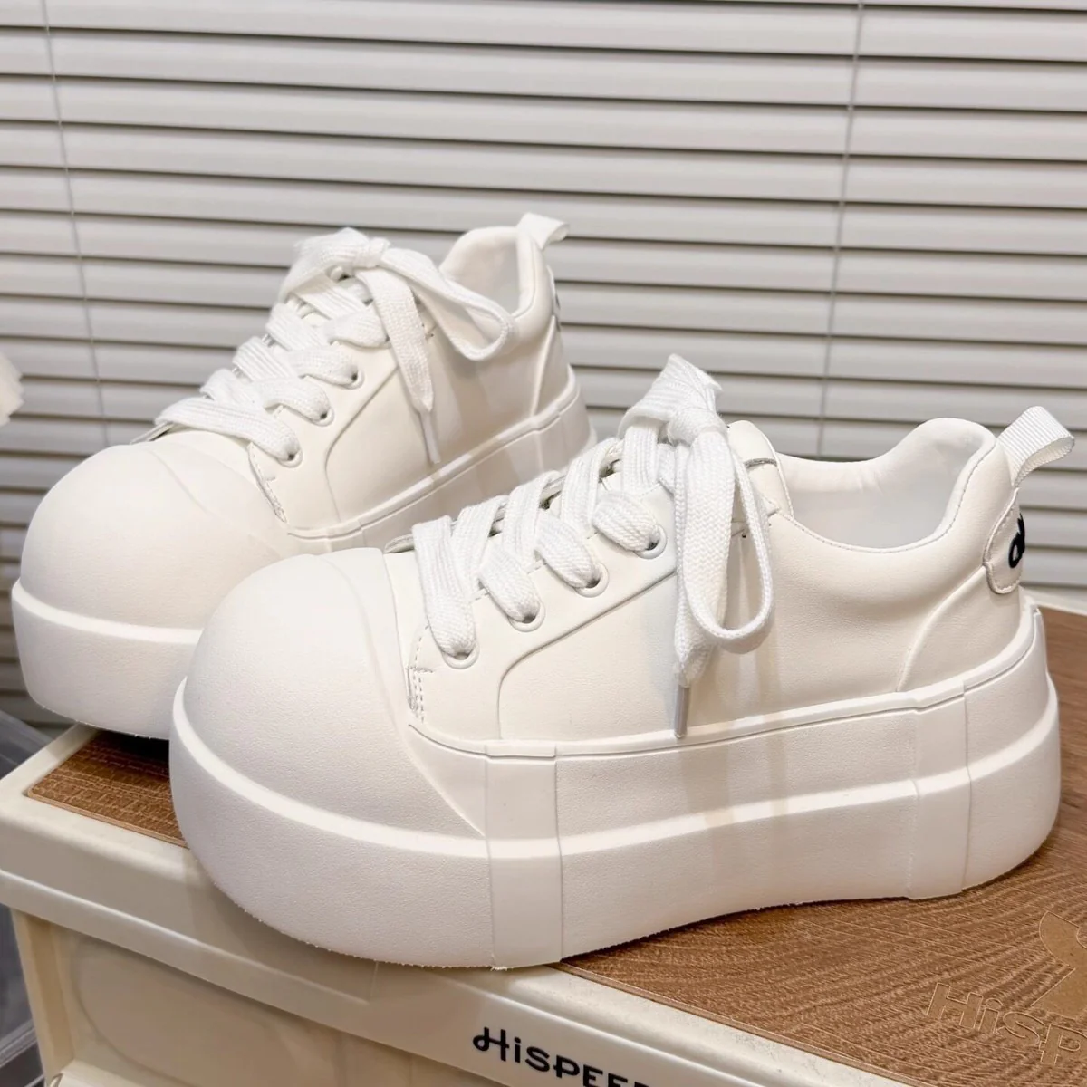 Damen Plattform Sneakers mit trendiger Gummi-Laufsohle und markantem Obermaterial Heidi Mode - Image 2