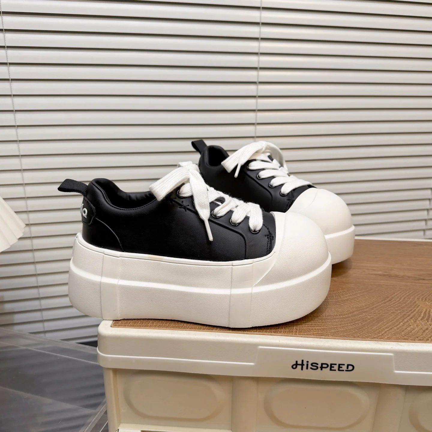 Damen Plattform Sneakers mit trendiger Gummi-Laufsohle und markantem Obermaterial Heidi Mode - Image 7