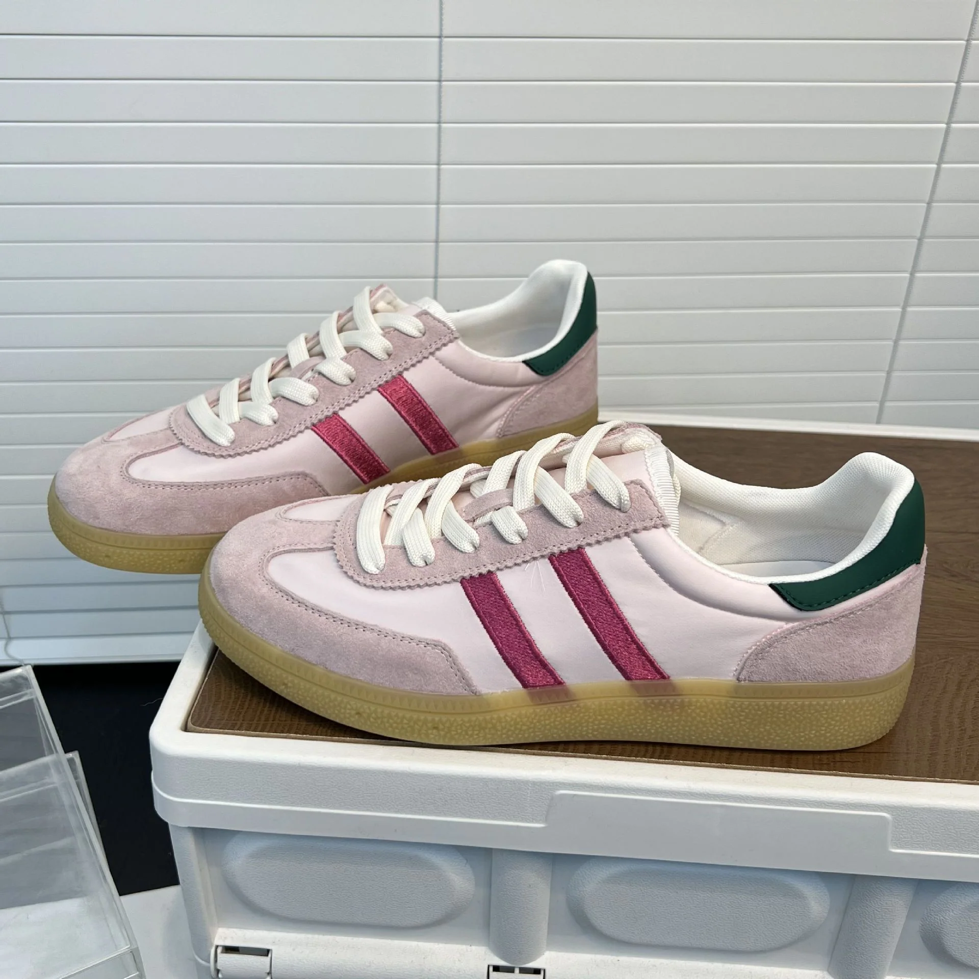 Damen Retro-Inspirierte Sneakers mit modischem Veloursleder und sportlichen Akzenten Heidi Mode - Image 3