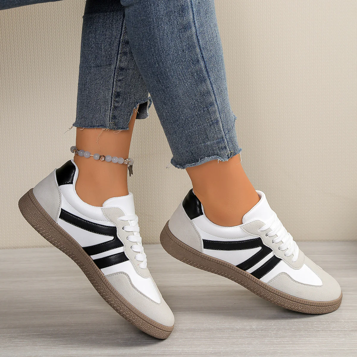 Damen Retro-inspirierte Sneakers mit sportlichem Design und einzigartigen Akzenten Heidi Mode - Image 4