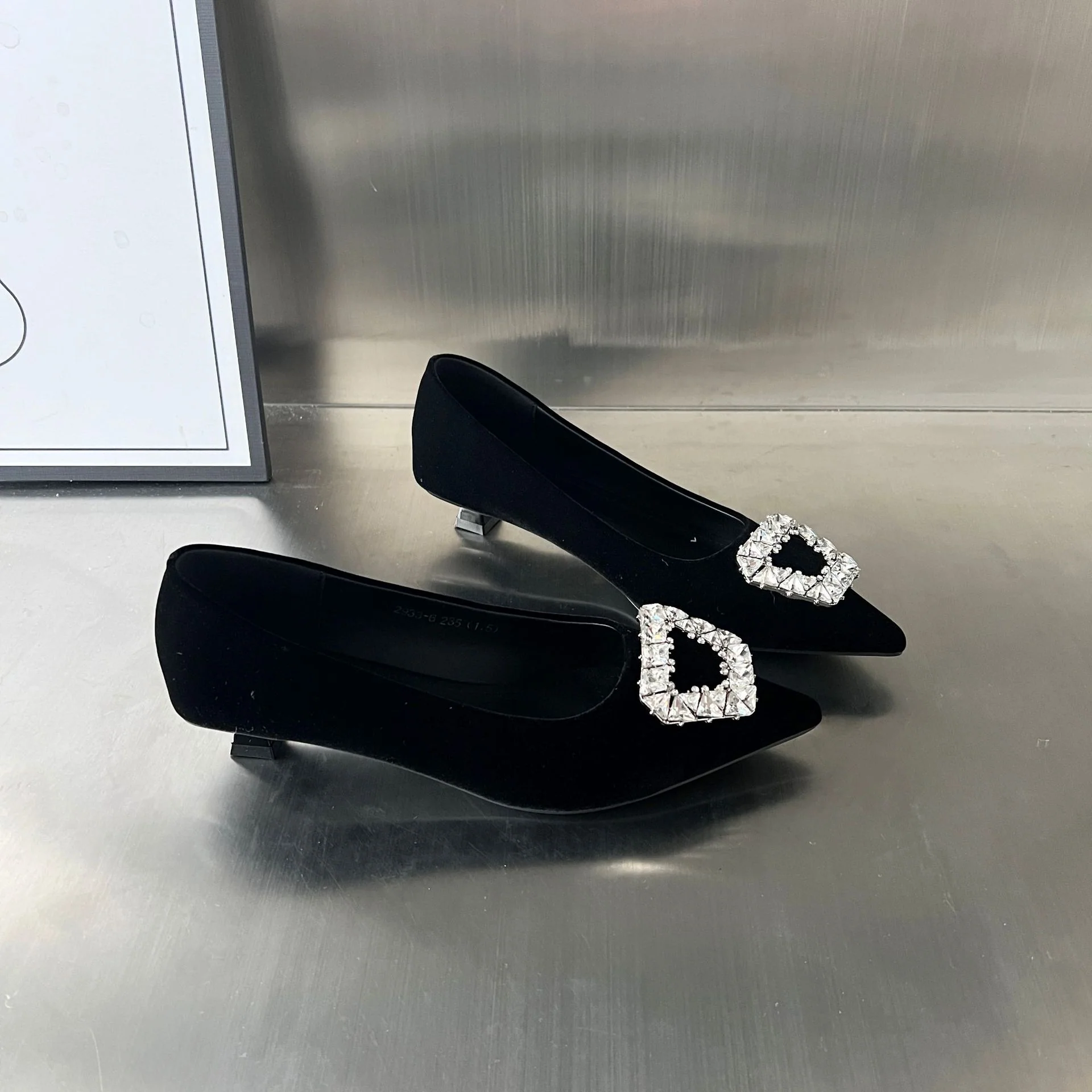 Damen Samt Ballerinas mit glamourösem Schmuckdetail Heidi Mode - Image 2