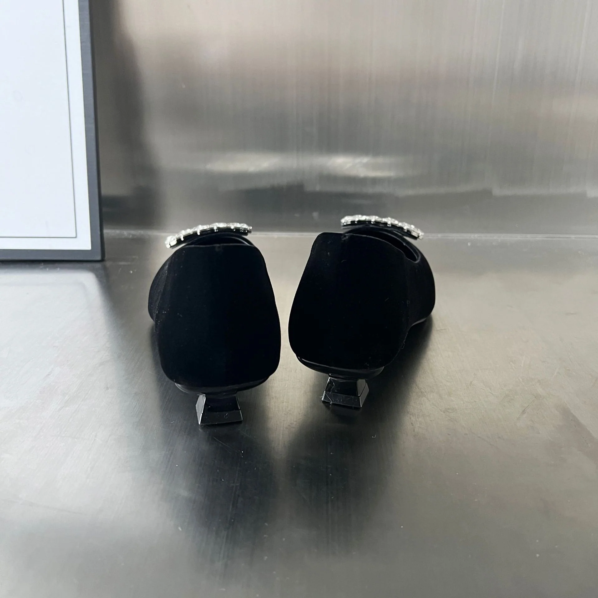 Damen Samt Ballerinas mit glamourösem Schmuckdetail Heidi Mode - Image 4