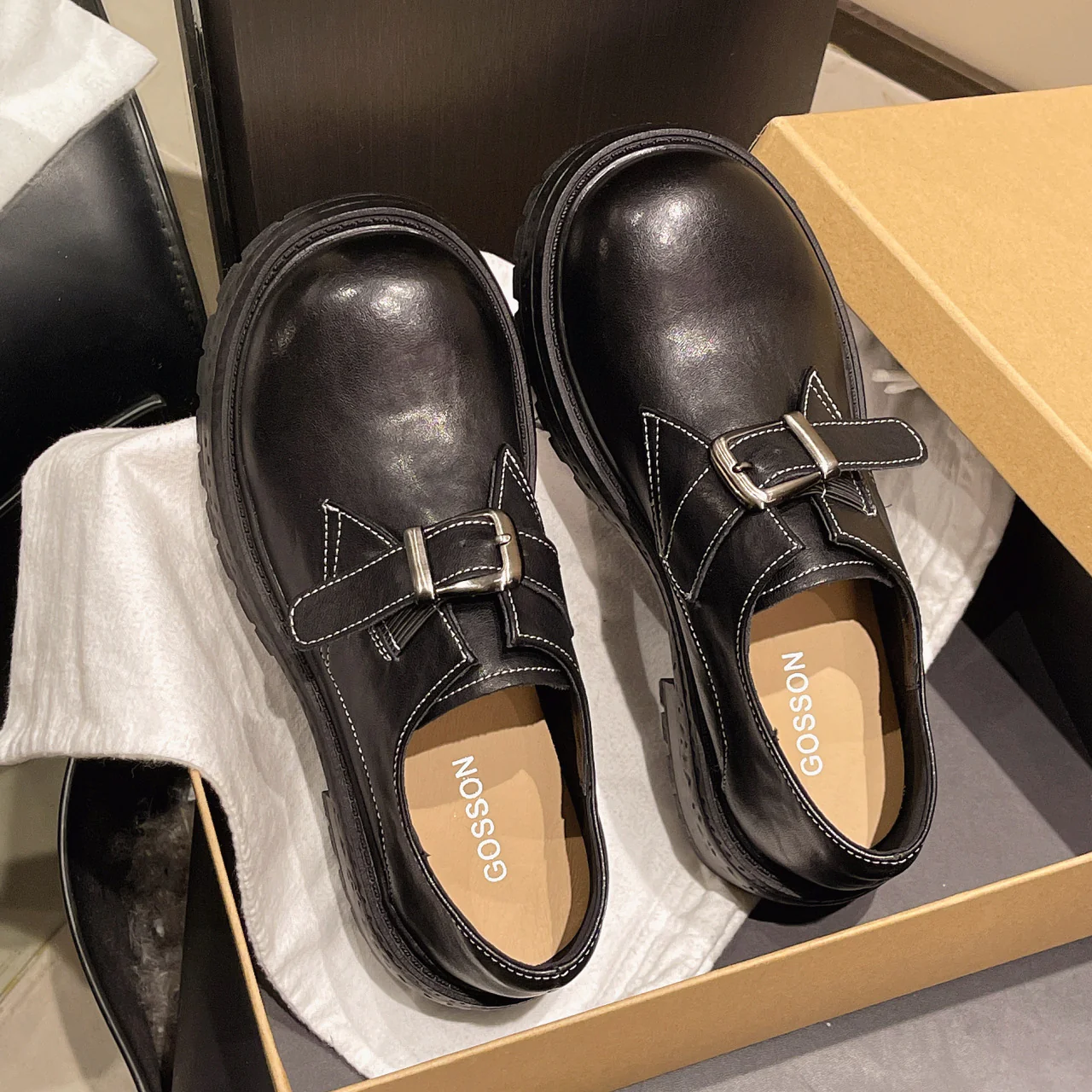 Damen Schnürschuhe mit praktischem Riemen von Heidi Mode