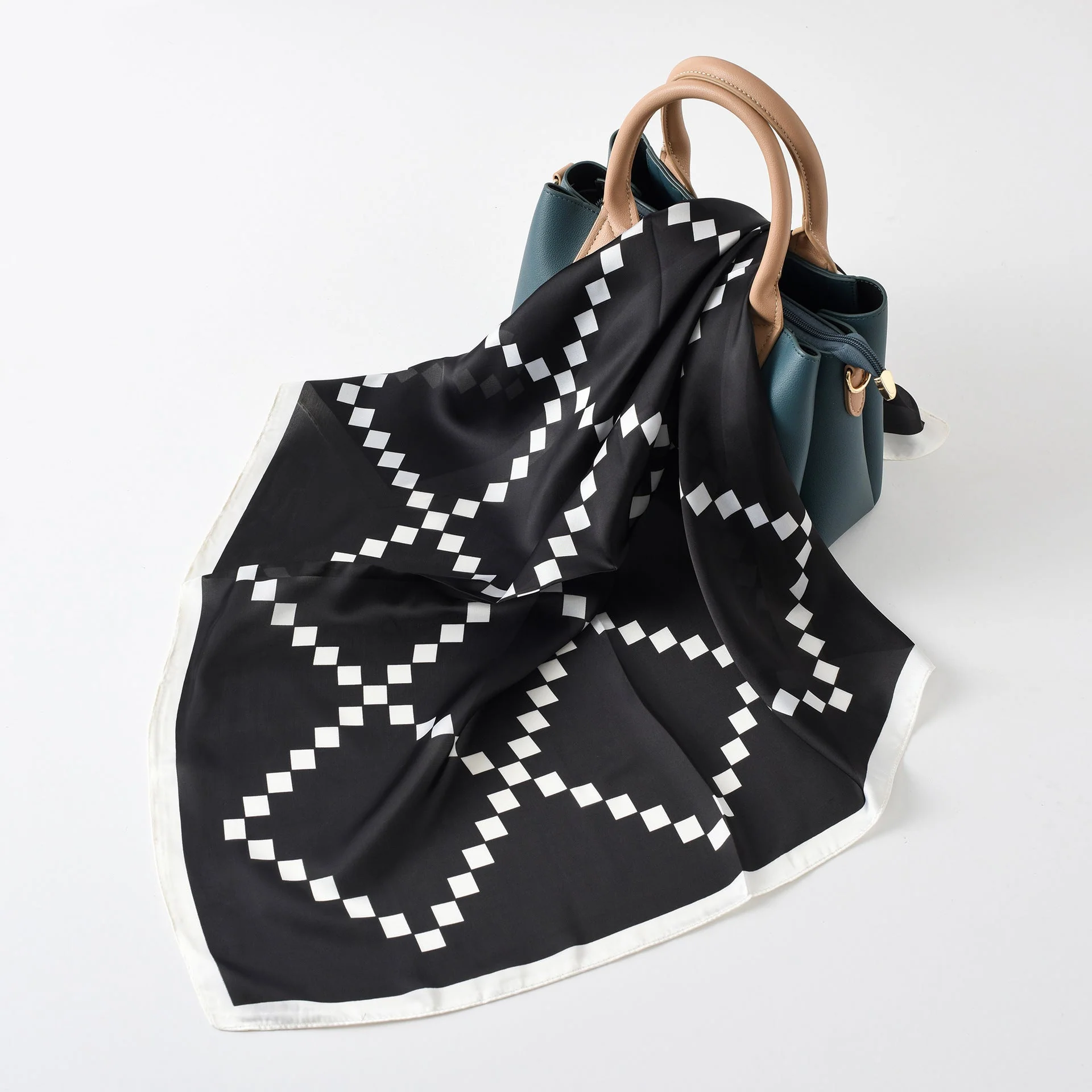 Damen Seidenschal mit Modernem Grafischen Design und Luxuriösem Glanz Heidi-Mode - Image 4