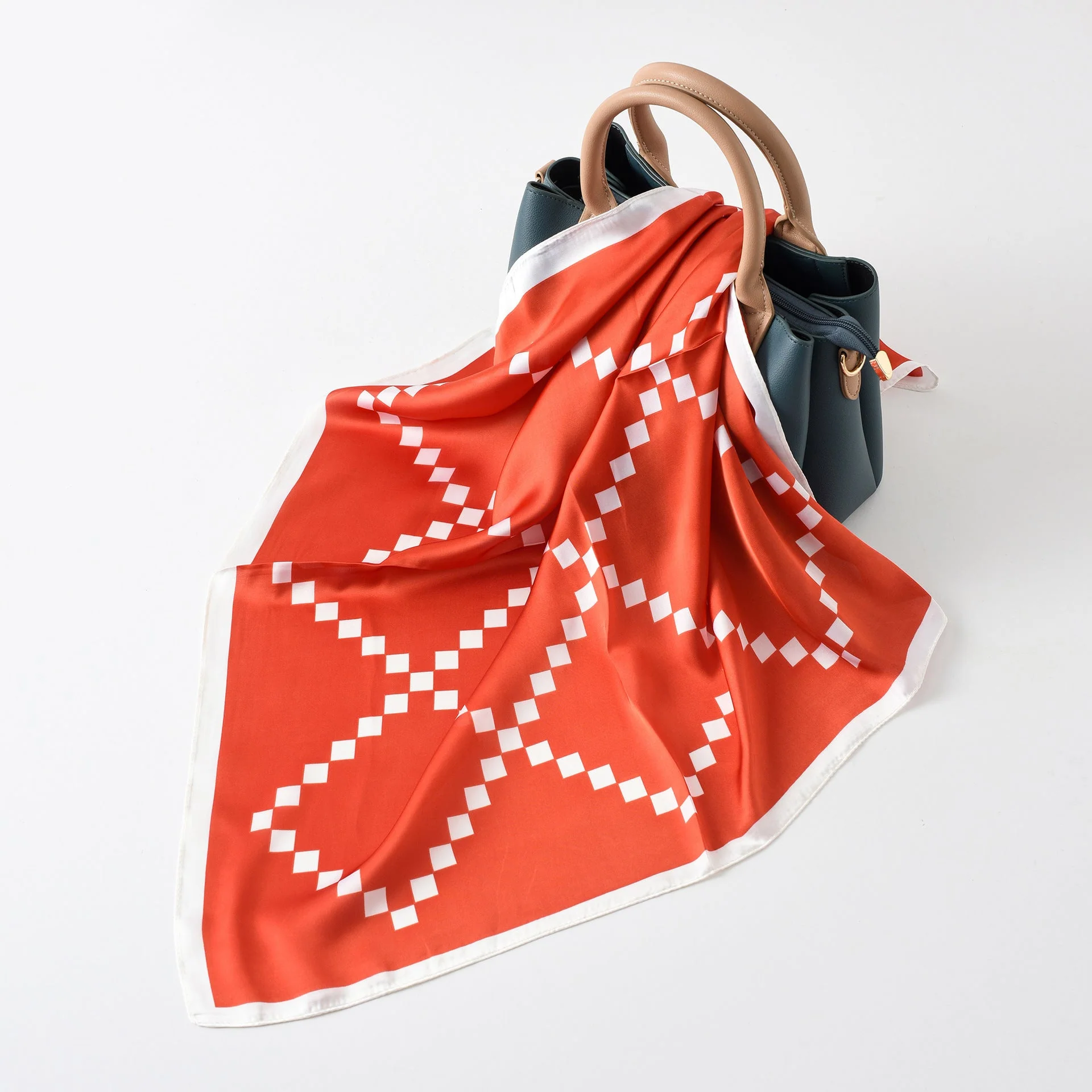 Damen Seidenschal mit Modernem Grafischen Design und Luxuriösem Glanz Heidi-Mode - Image 6