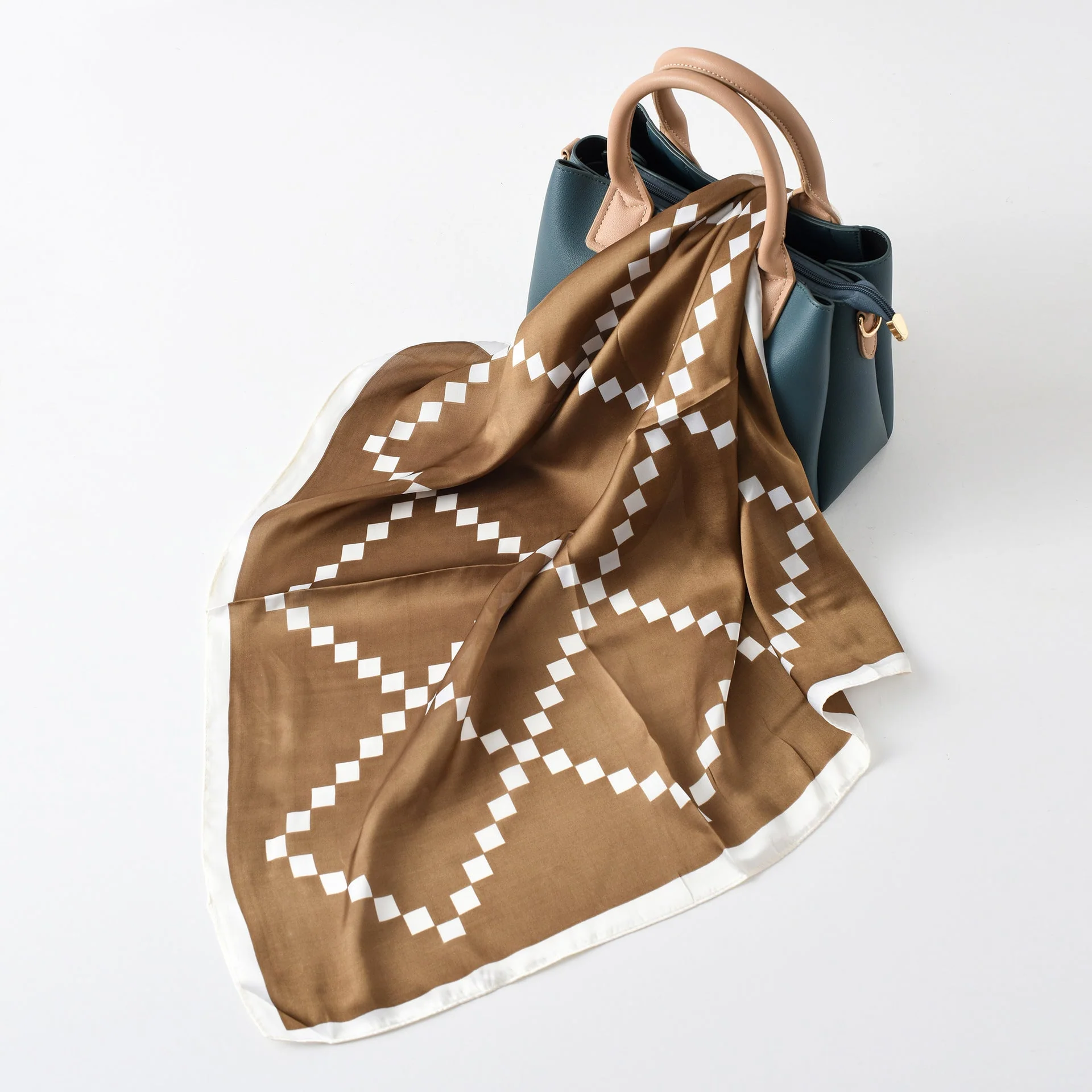 Damen Seidenschal mit Modernem Grafischen Design und Luxuriösem Glanz Heidi-Mode - Image 7
