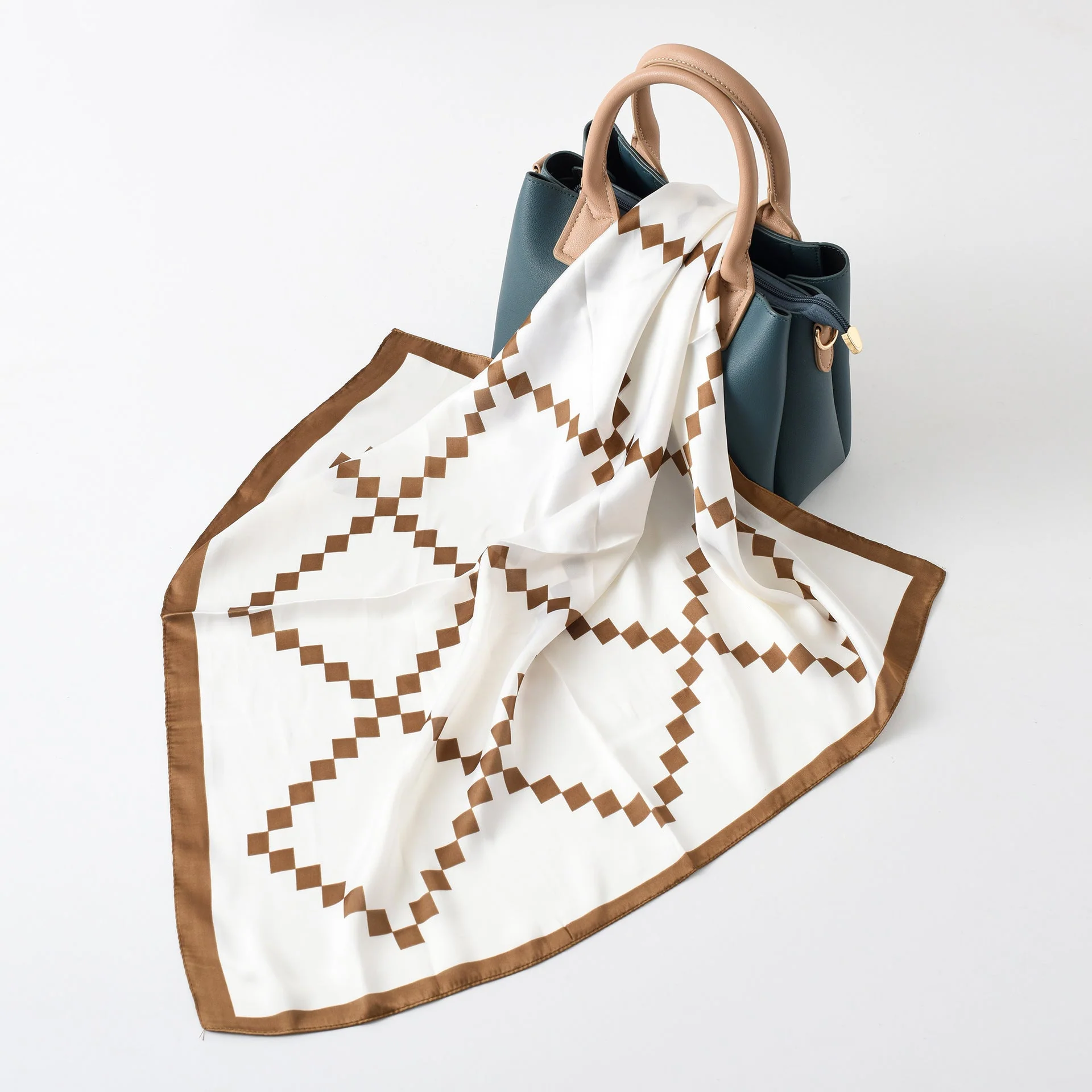 Damen Seidenschal mit Modernem Grafischen Design und Luxuriösem Glanz Heidi-Mode - Image 9